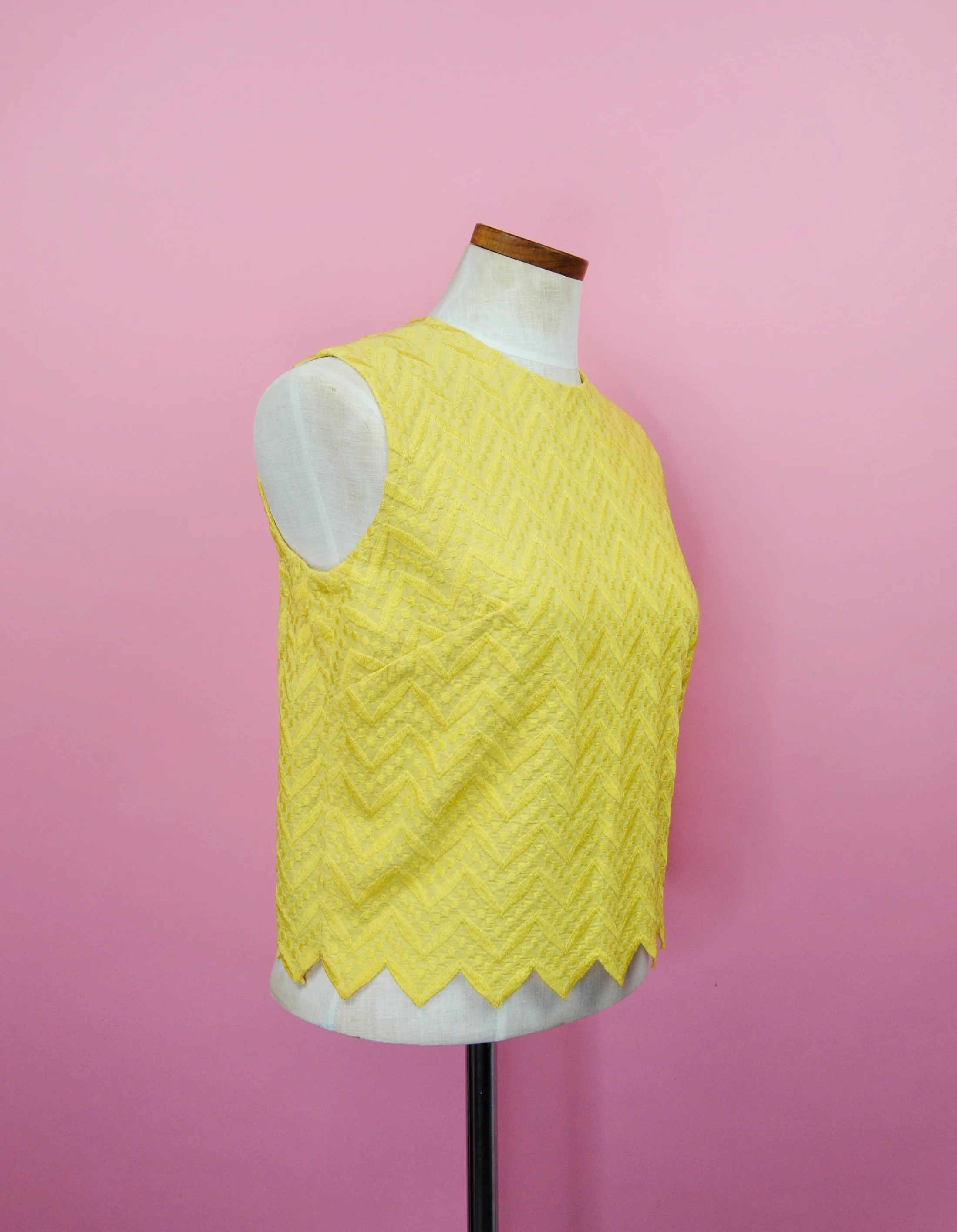 50s/60s Yellow Sleeveless Mod Blouse With Sawtooth Hem By L'aiglon - Image 8