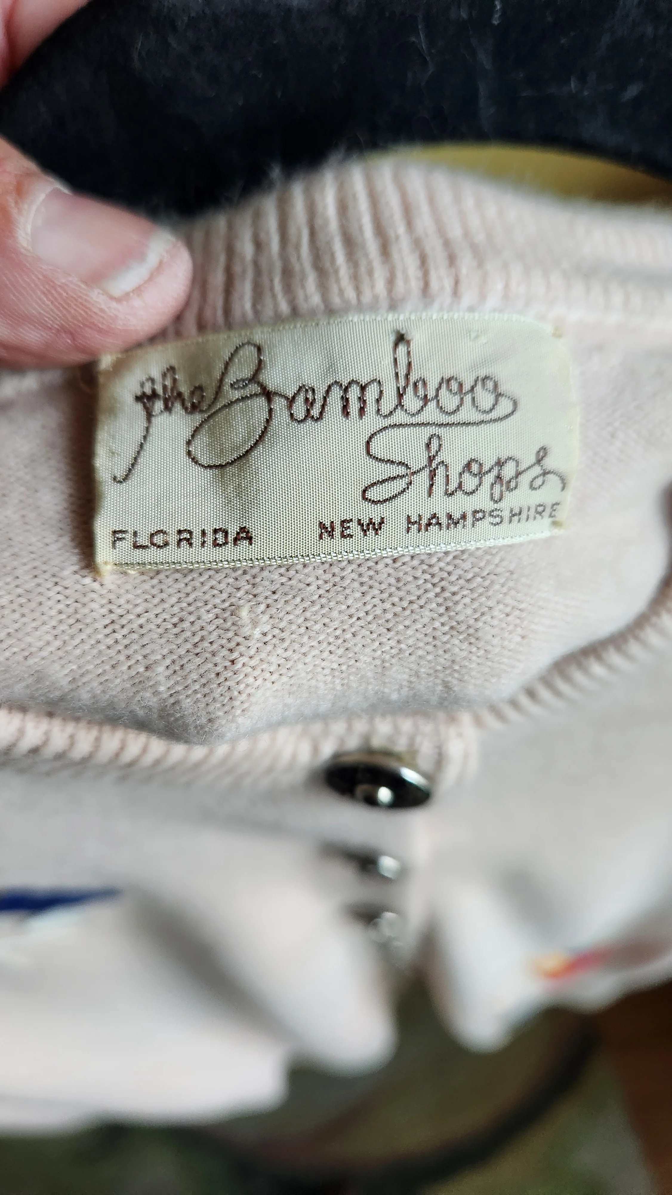 50s Beige Cashmere Cardigan With Golf Appliques By The Bamboo Shops - Image 8