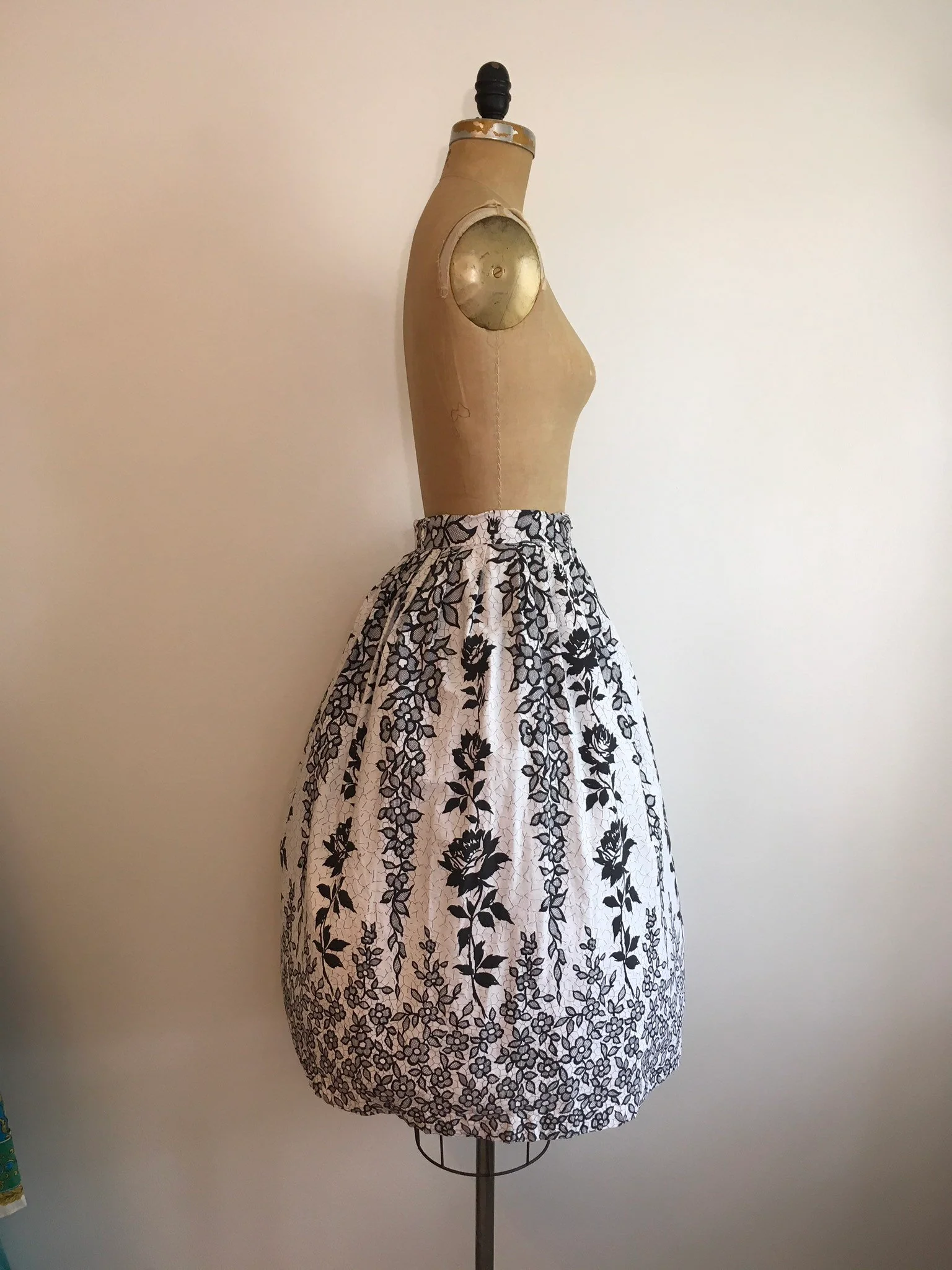50's Black and White Lace Rose Striped Print by Fruit Of The Loom - Image 3
