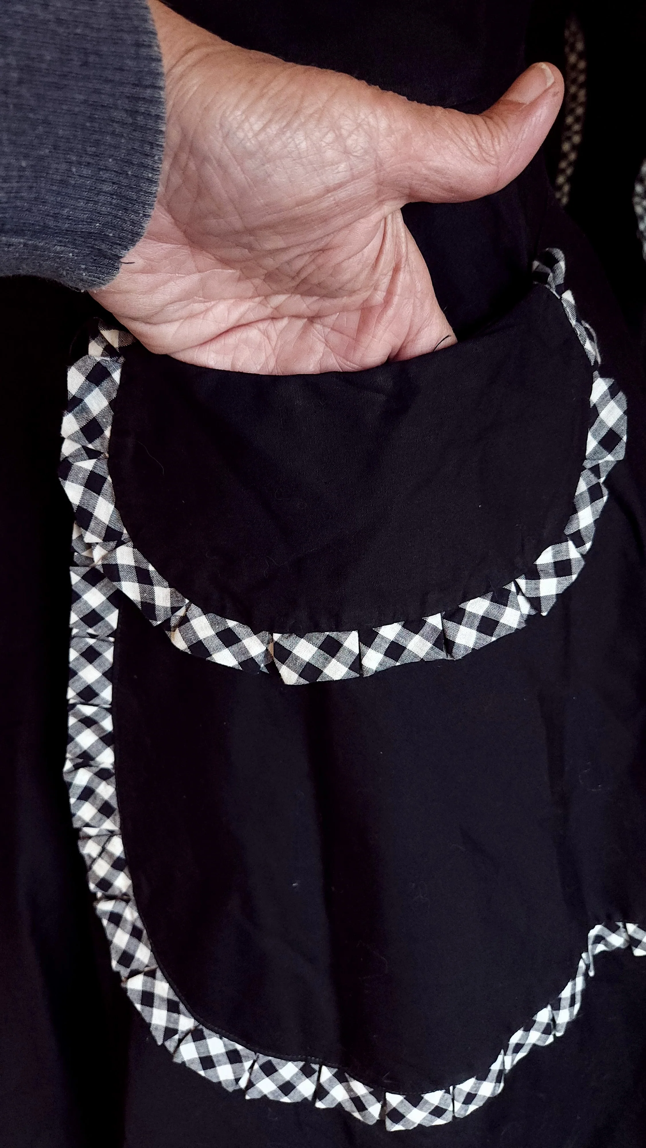 50s Black Cotton Skirt Ginham Check Pocket Details - Image 3