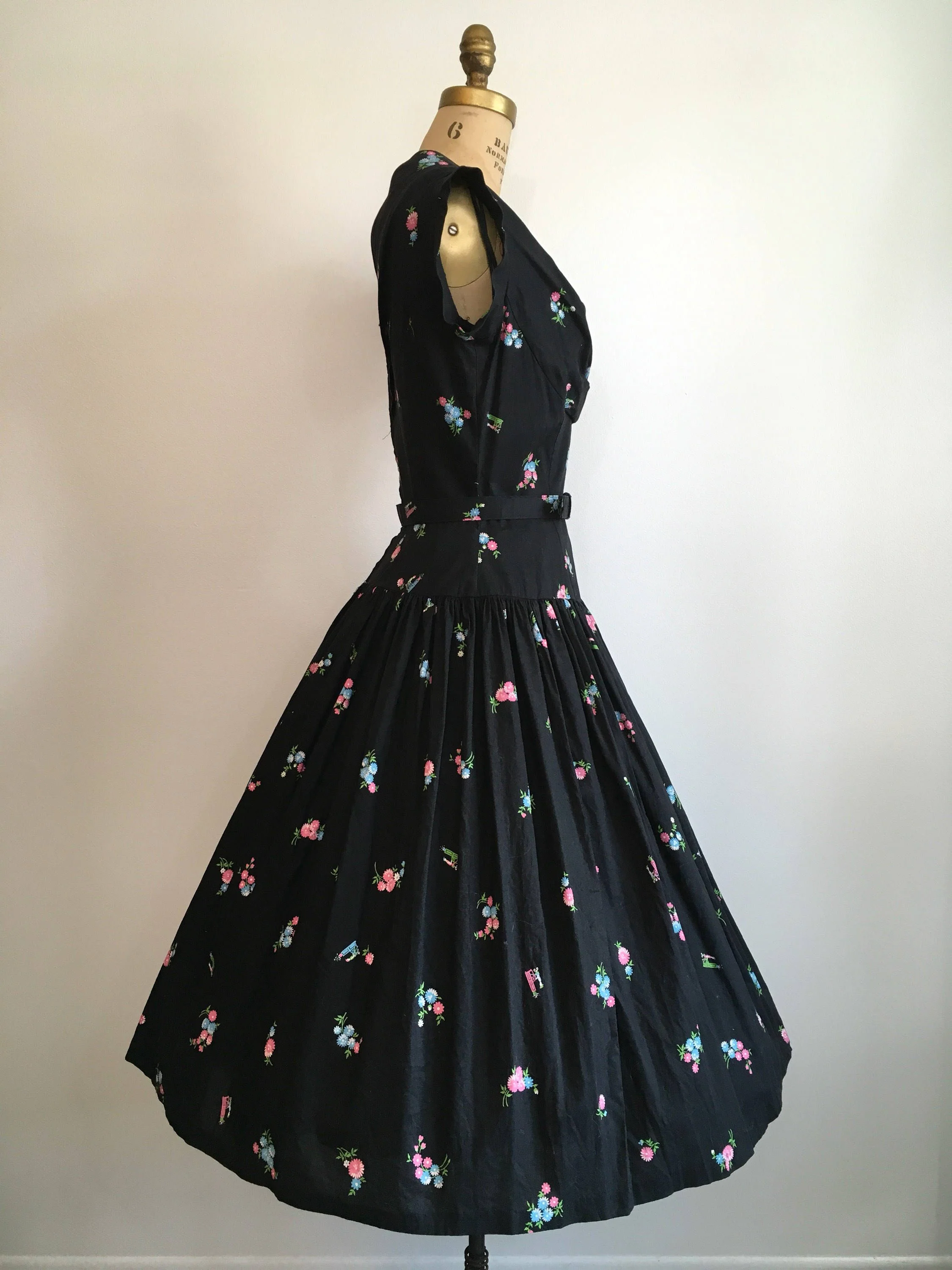 50's Black Floral and Pianist Print Drop Waist Dress - Image 3