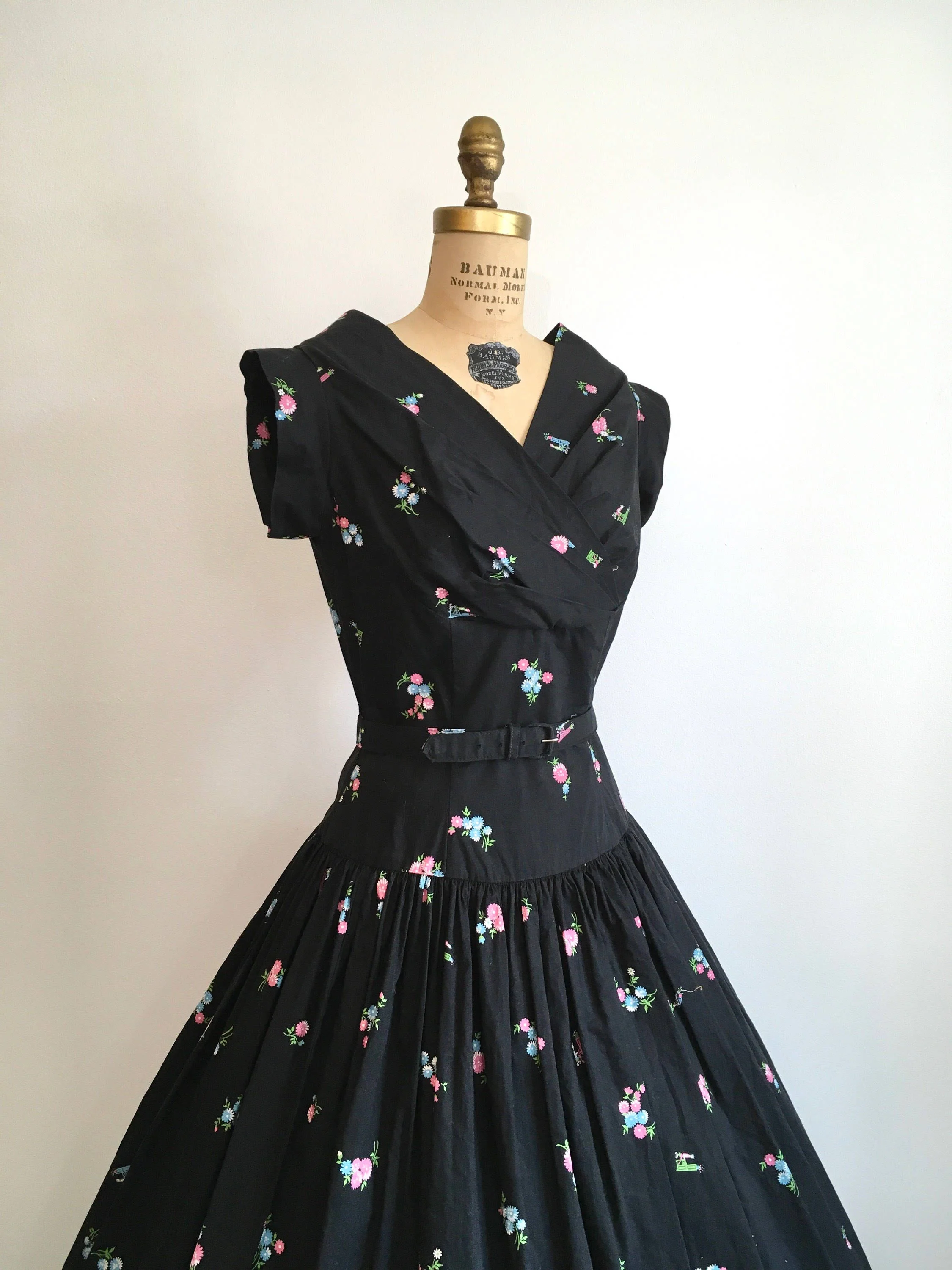 50's Black Floral and Pianist Print Drop Waist Dress - Image 4