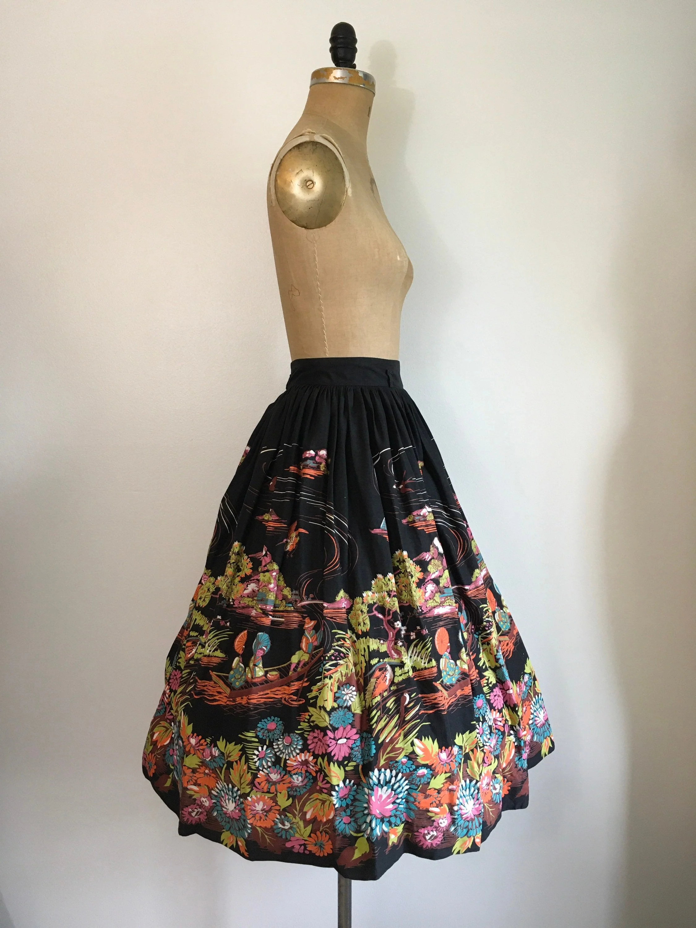 50's Black Scenic Novelty Print Border Skirt - Image 3