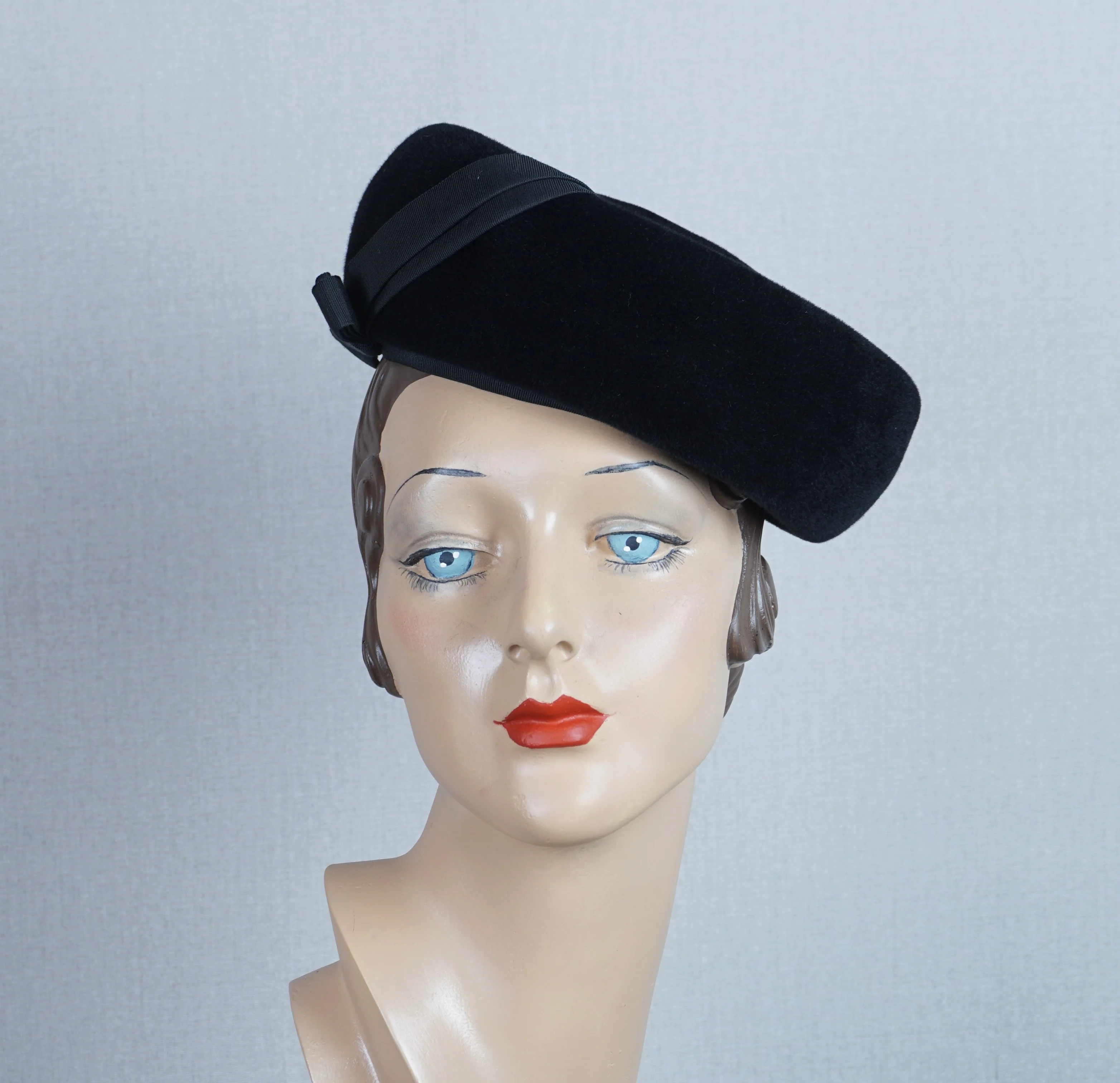 50s Black Velour Pillbox Hat With Indented Crown - Image 3