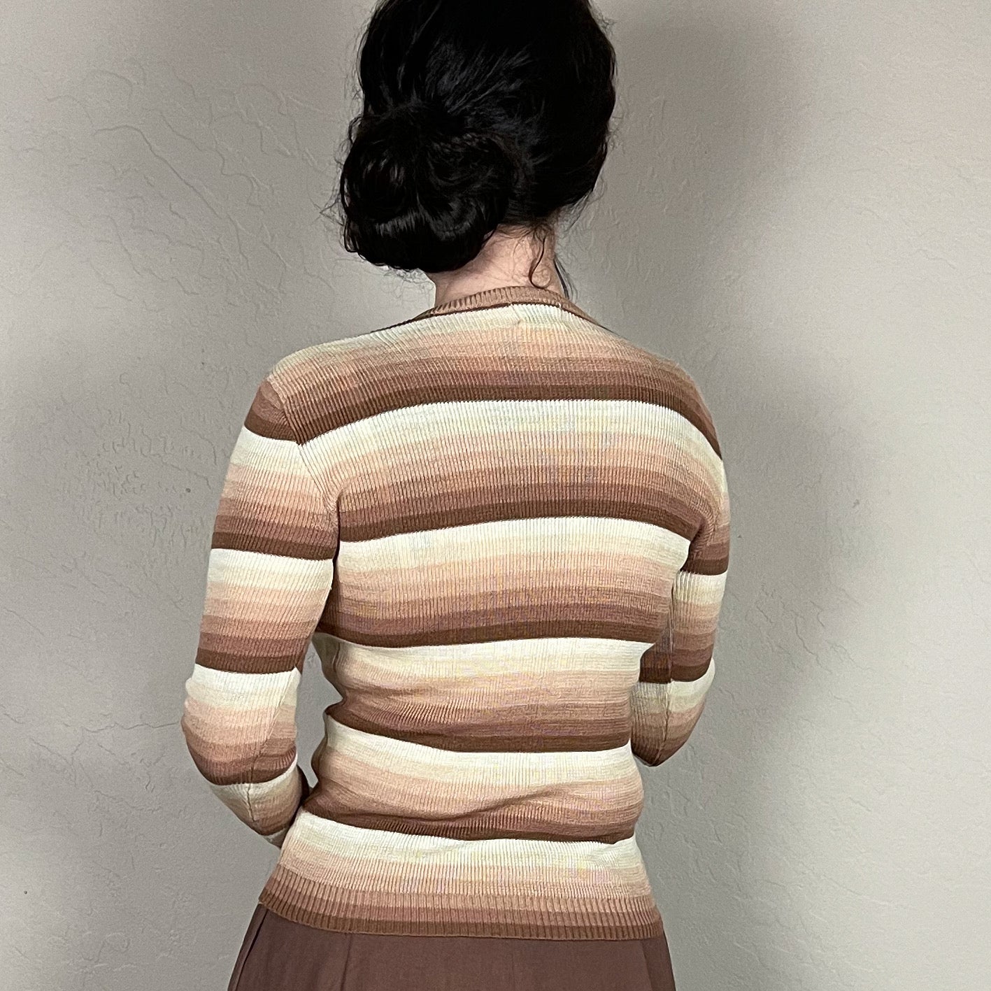 50s Brown Autumnal Striped V-neck Fitted Sweater - Image 2