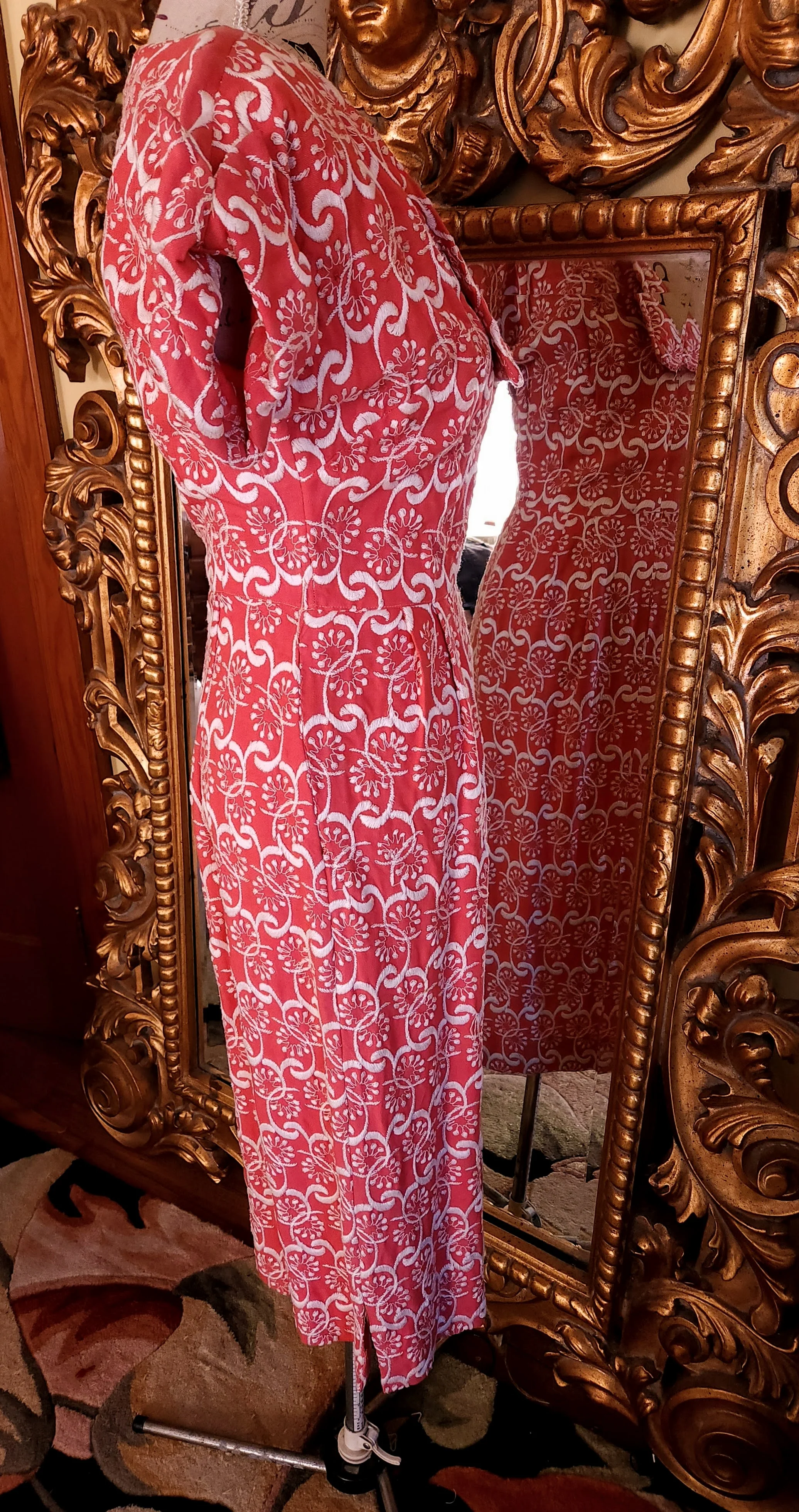 50s Coral Pink And White Embroidered Wiggle Dress - Image 4