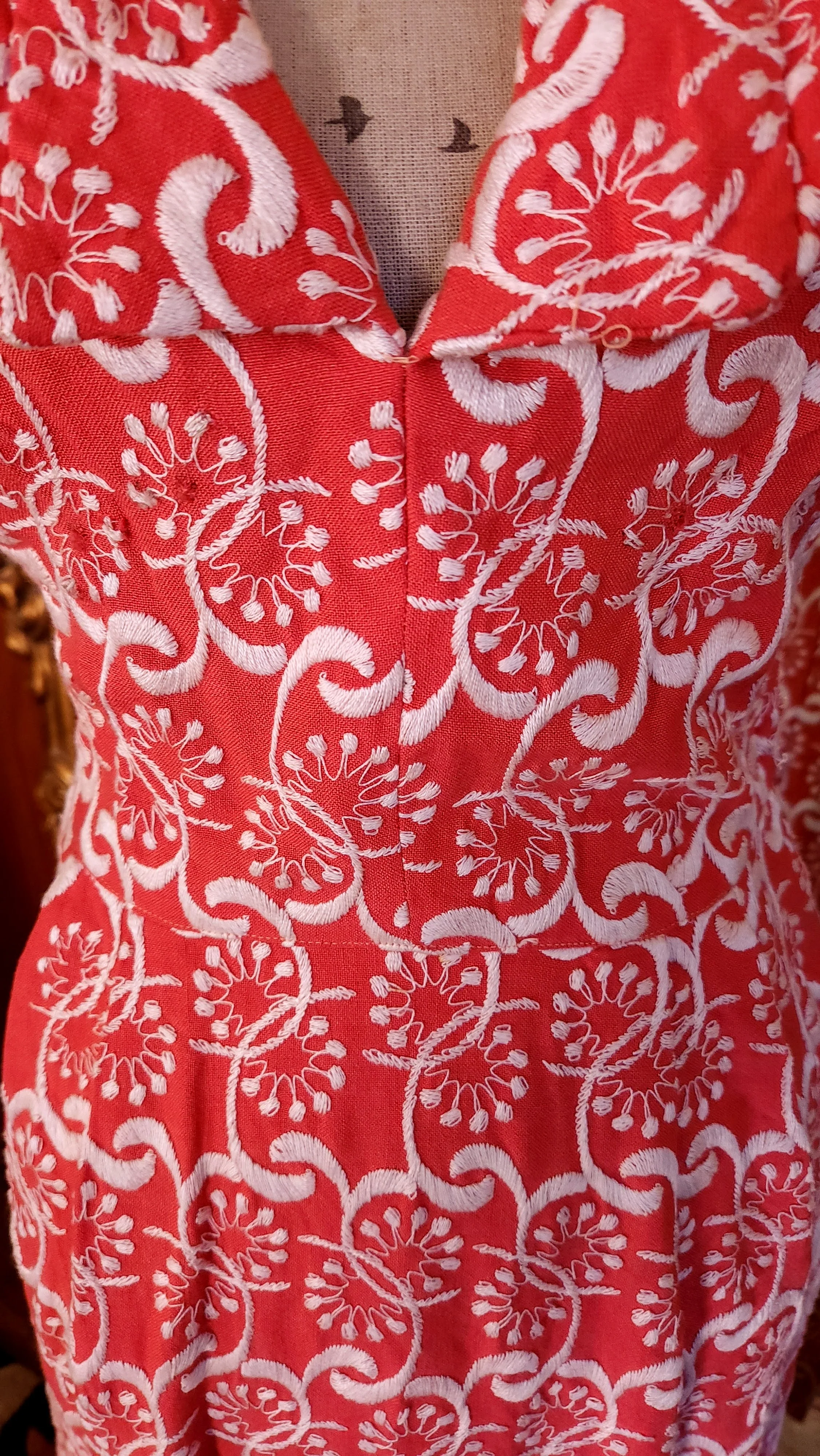 50s Coral Pink And White Embroidered Wiggle Dress - Image 5