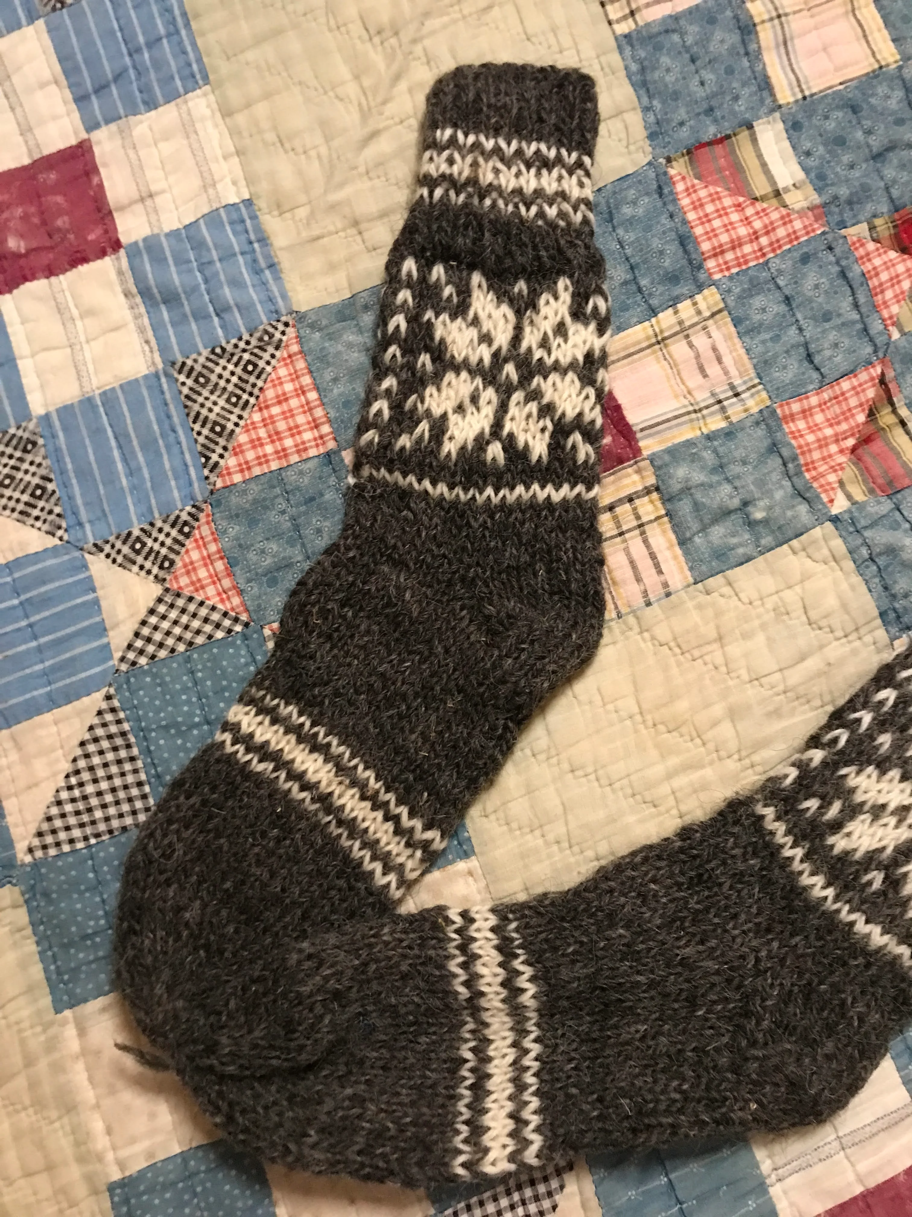 50s Deadstock Hand Knit Fair Isle Wool Gray Socks - Image 3