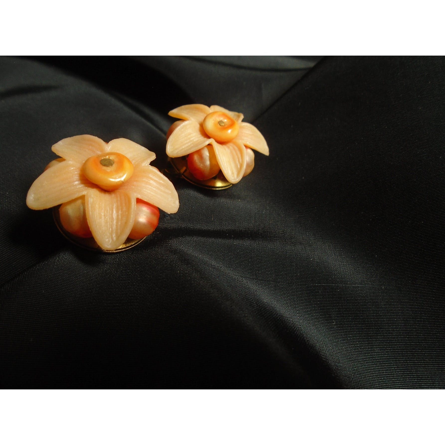 50s Flower Clip On Earrings Tropical Peach Pin Up - Image 4