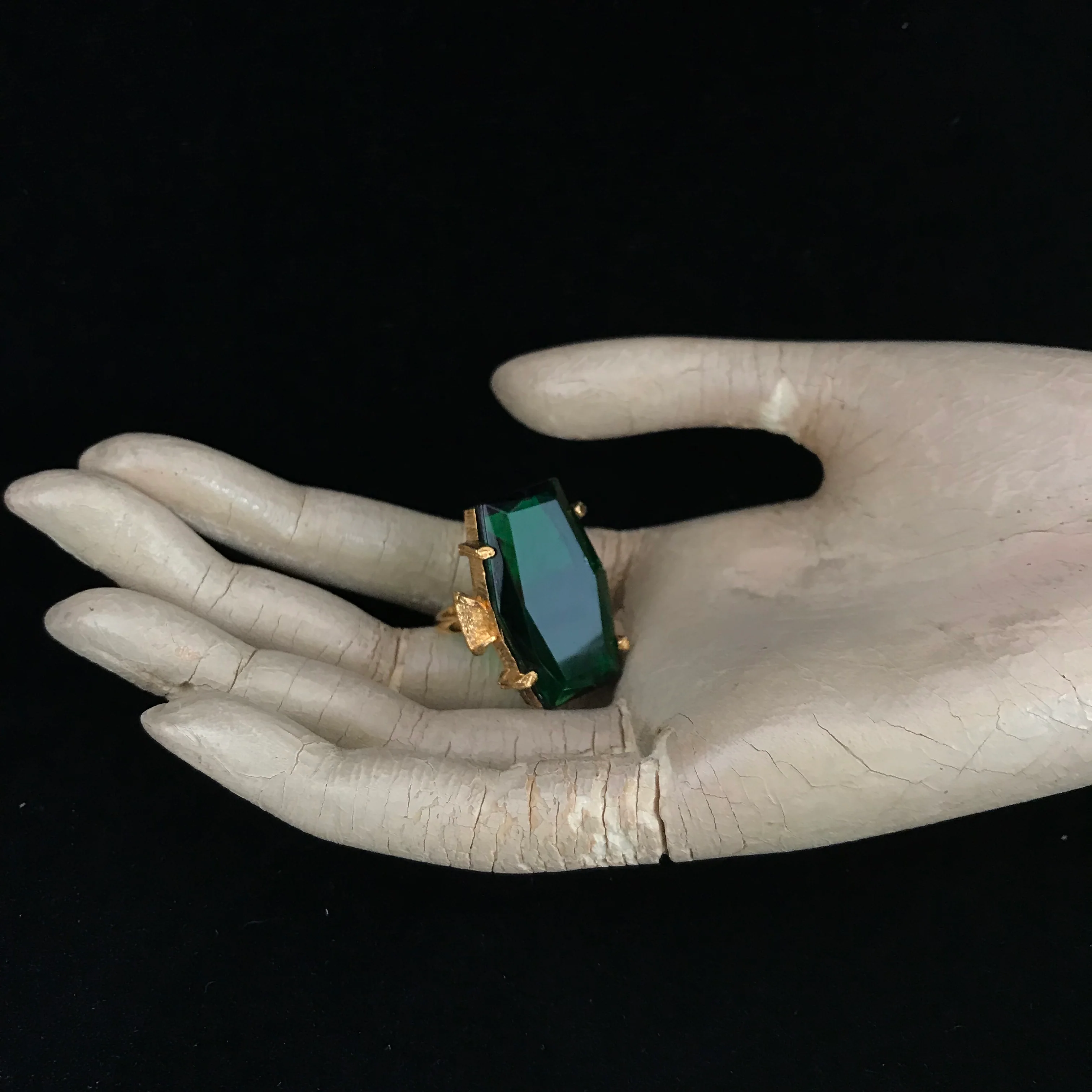 50s Gold Emerald Green Faceted Glass Cocktail Ring - Image 3
