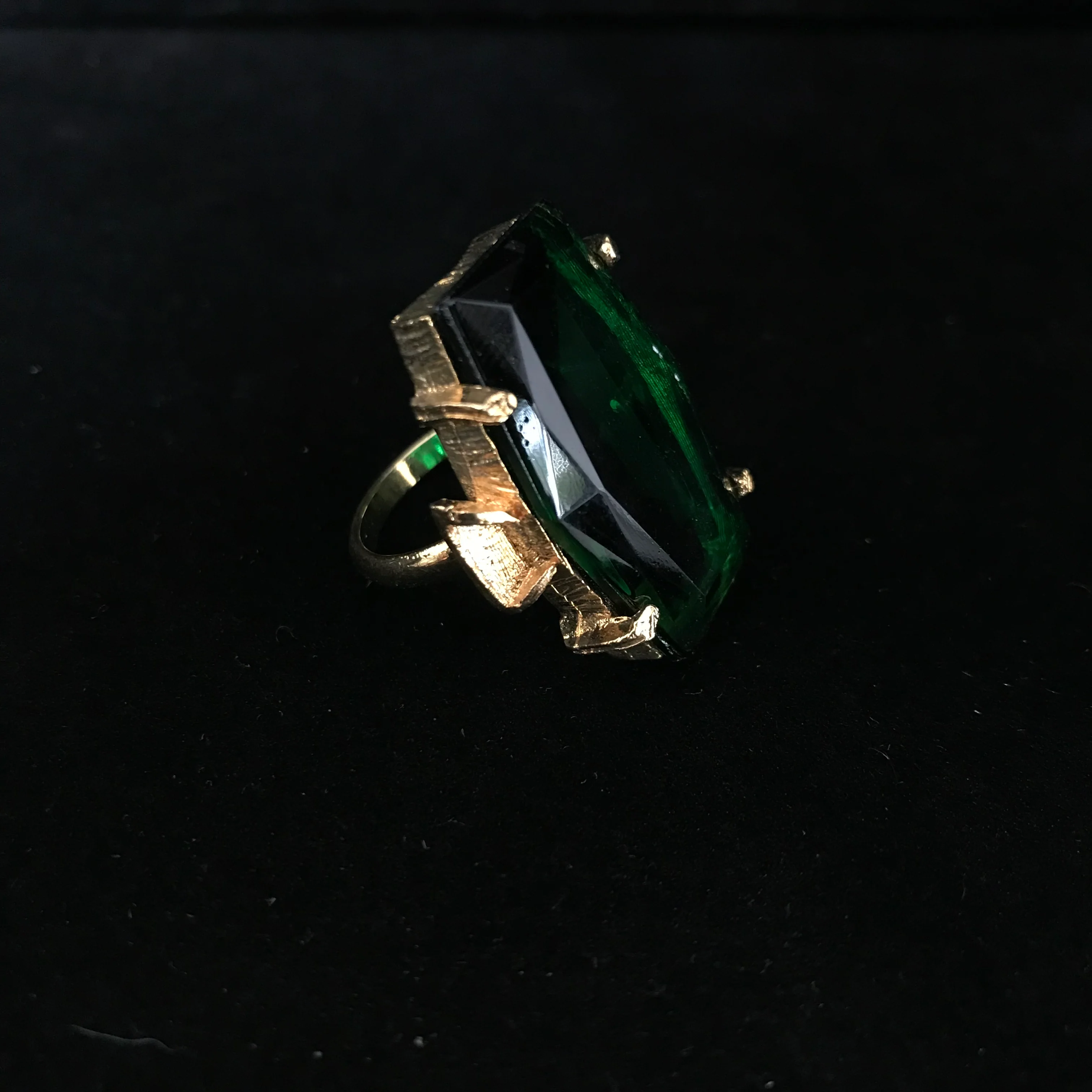 50s Gold Emerald Green Faceted Glass Cocktail Ring - Image 4