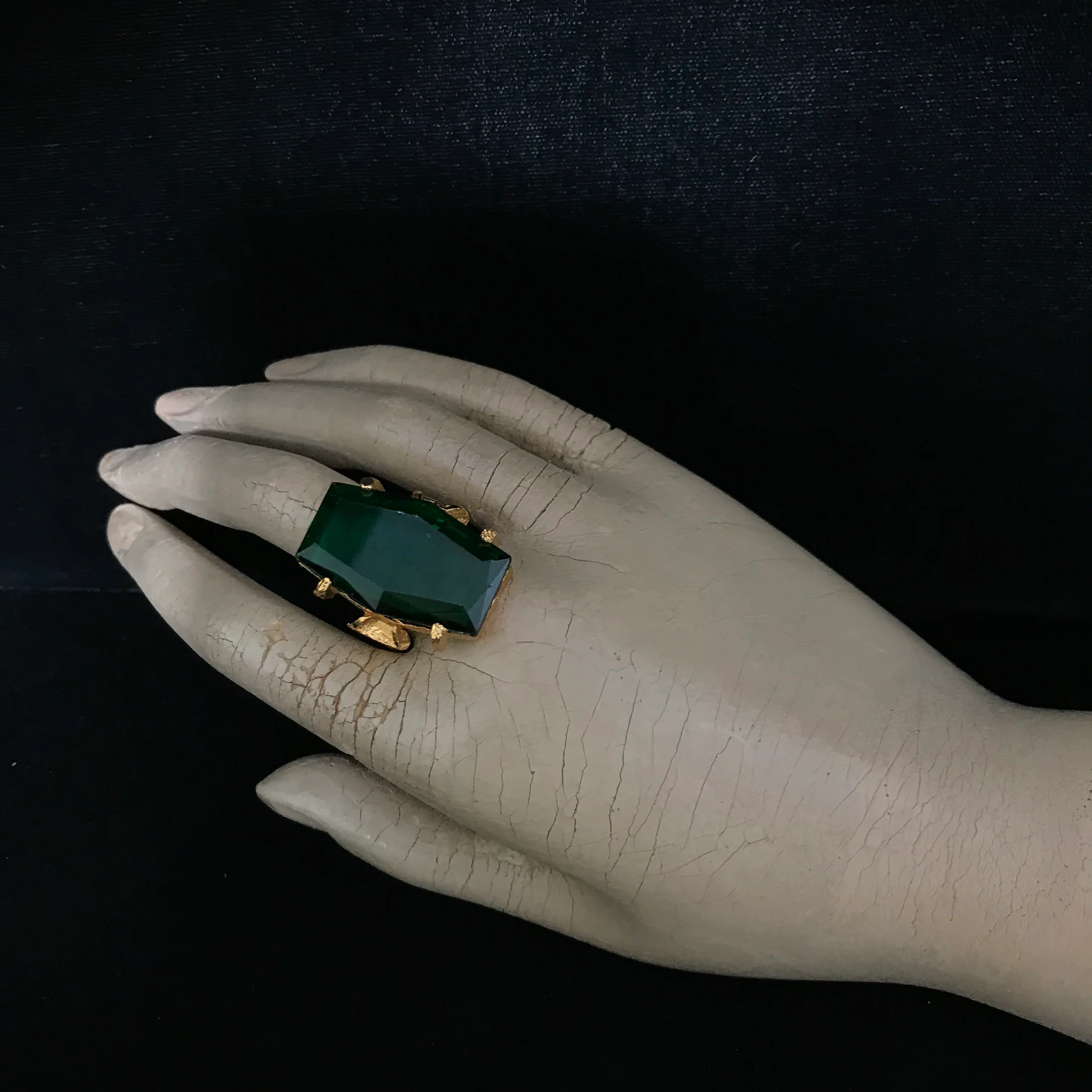 50s Gold Emerald Green Faceted Glass Cocktail Ring - Image 5