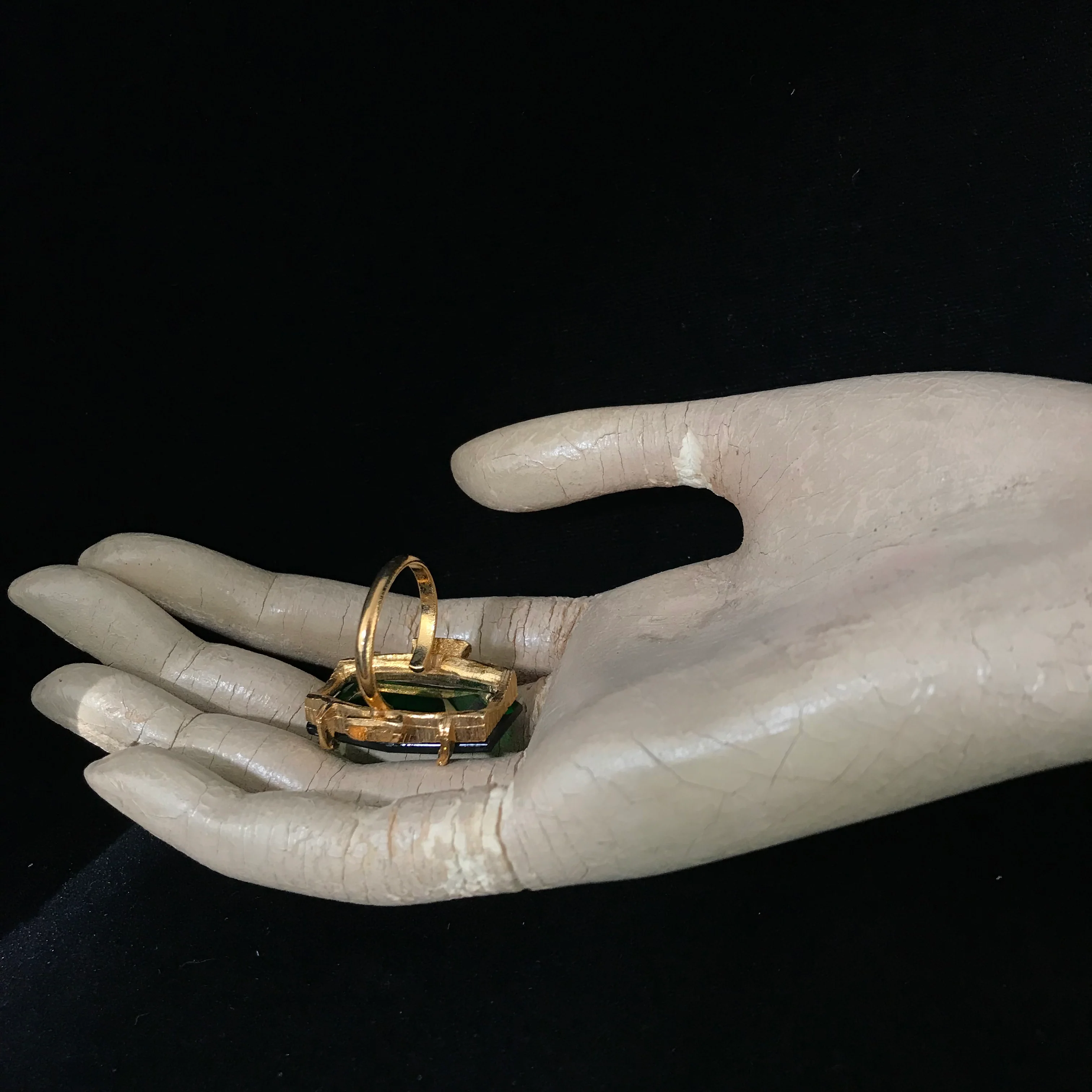 50s Gold Emerald Green Faceted Glass Cocktail Ring - Image 6