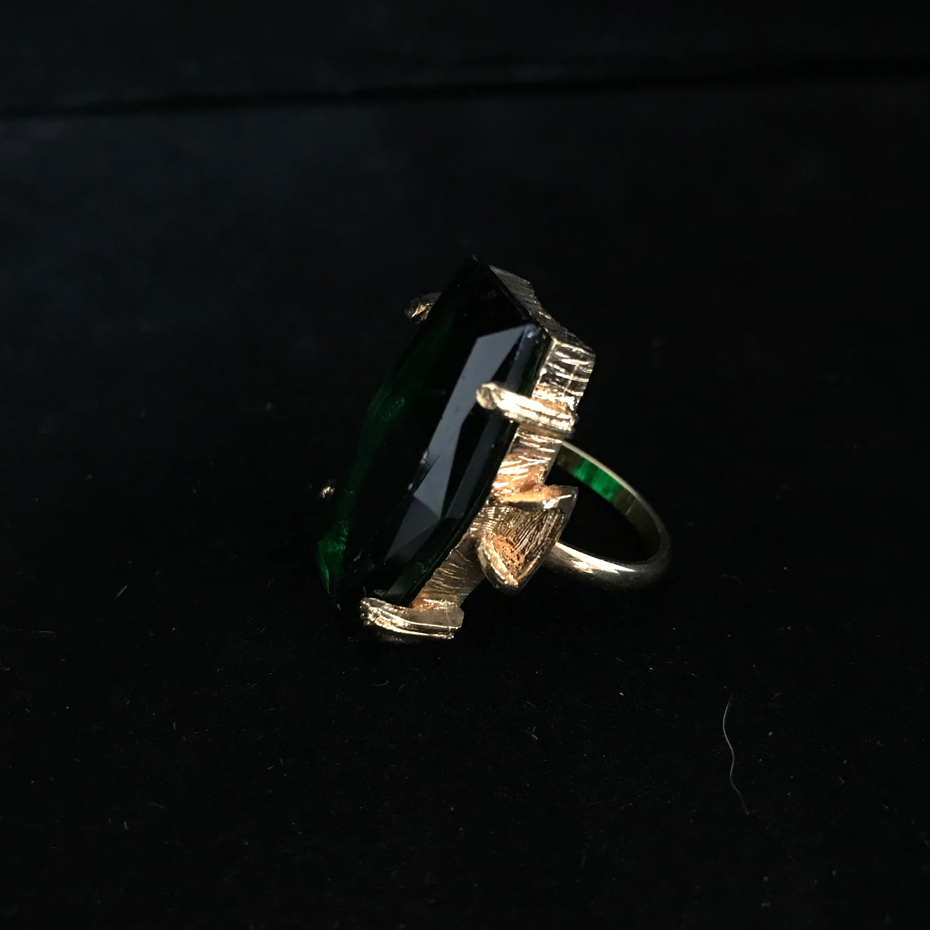 50s Gold Emerald Green Faceted Glass Cocktail Ring - Image 7