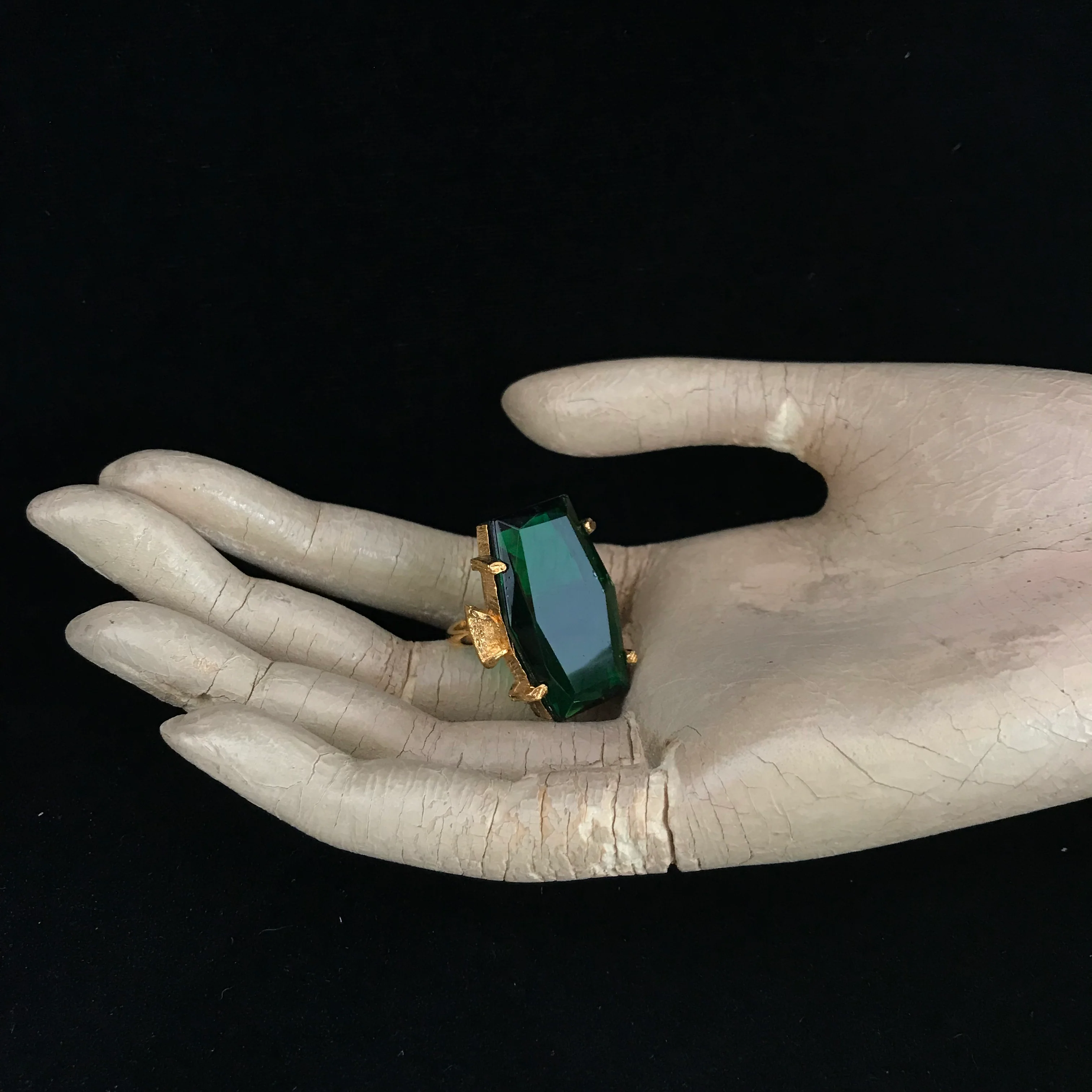 50s Gold Emerald Green Faceted Glass Cocktail Ring - Image 8