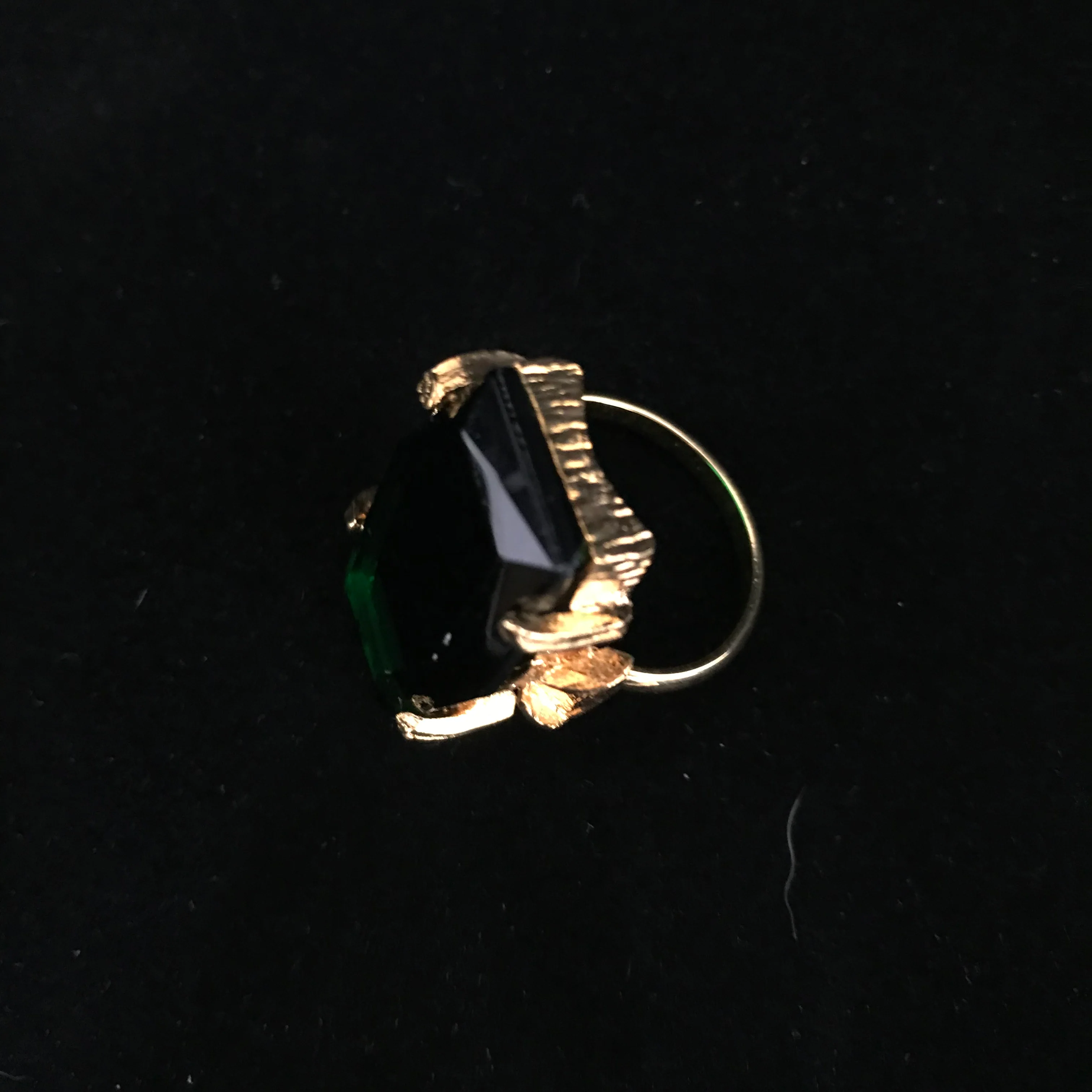50s Gold Emerald Green Faceted Glass Cocktail Ring - Image 9