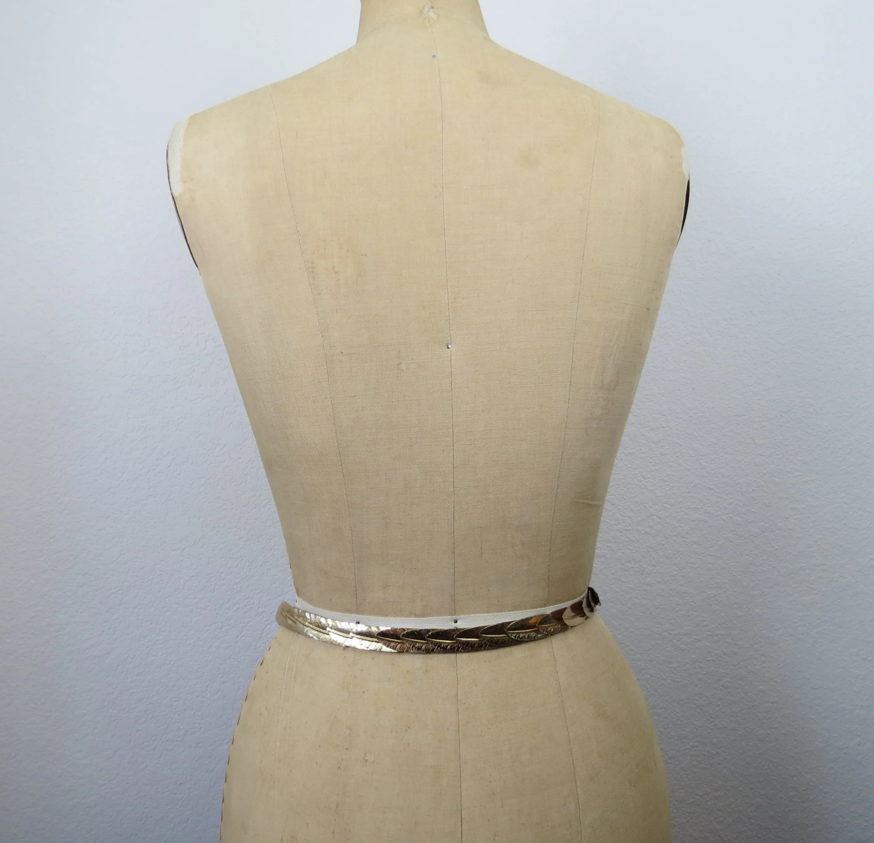 50s Gold Metal Stretch Belt Fish Scale Leaves Feathers - Image 3