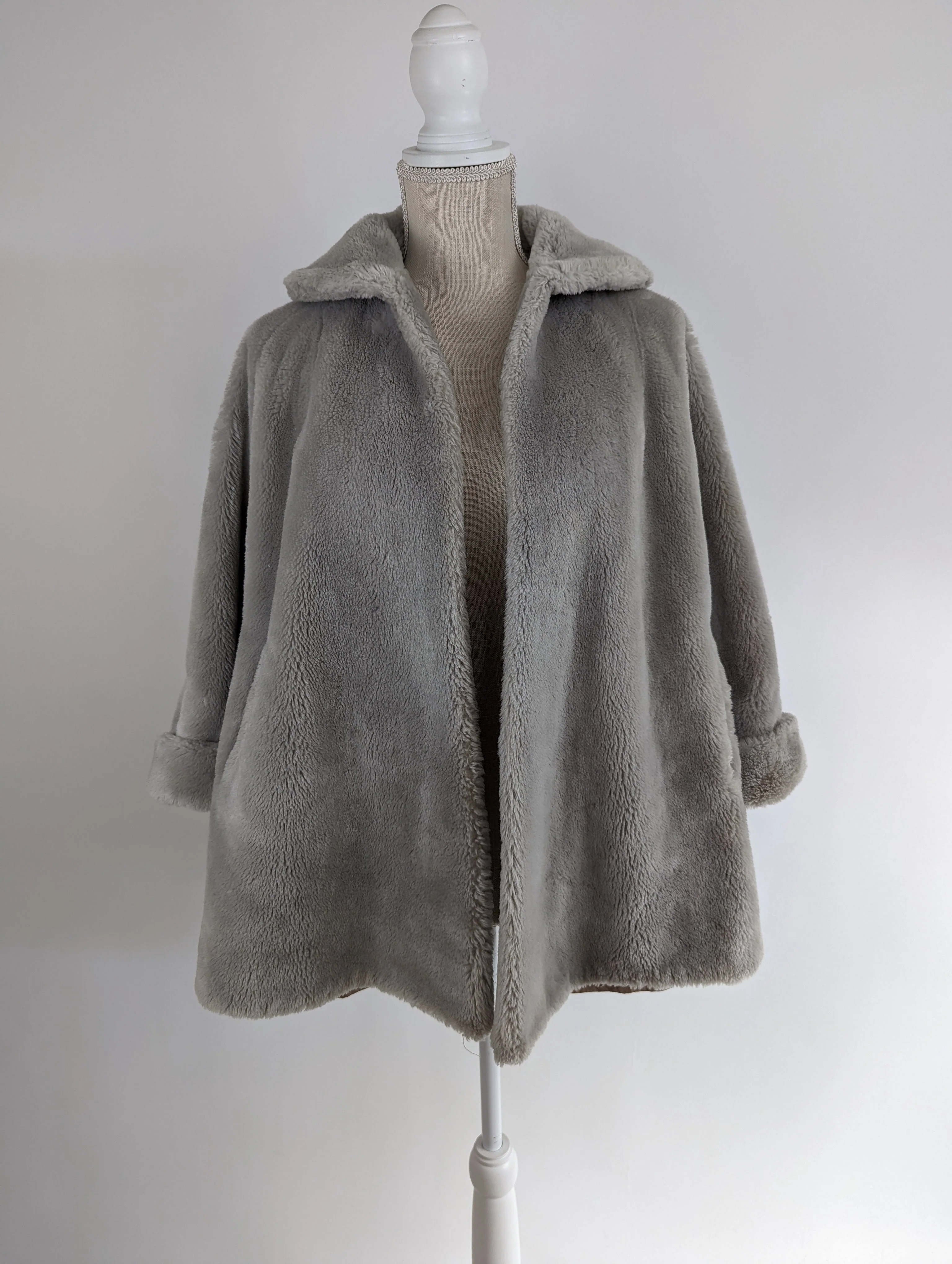 50s Gray Faux Fur Coat with Wide Collar and Pockets - Image 3