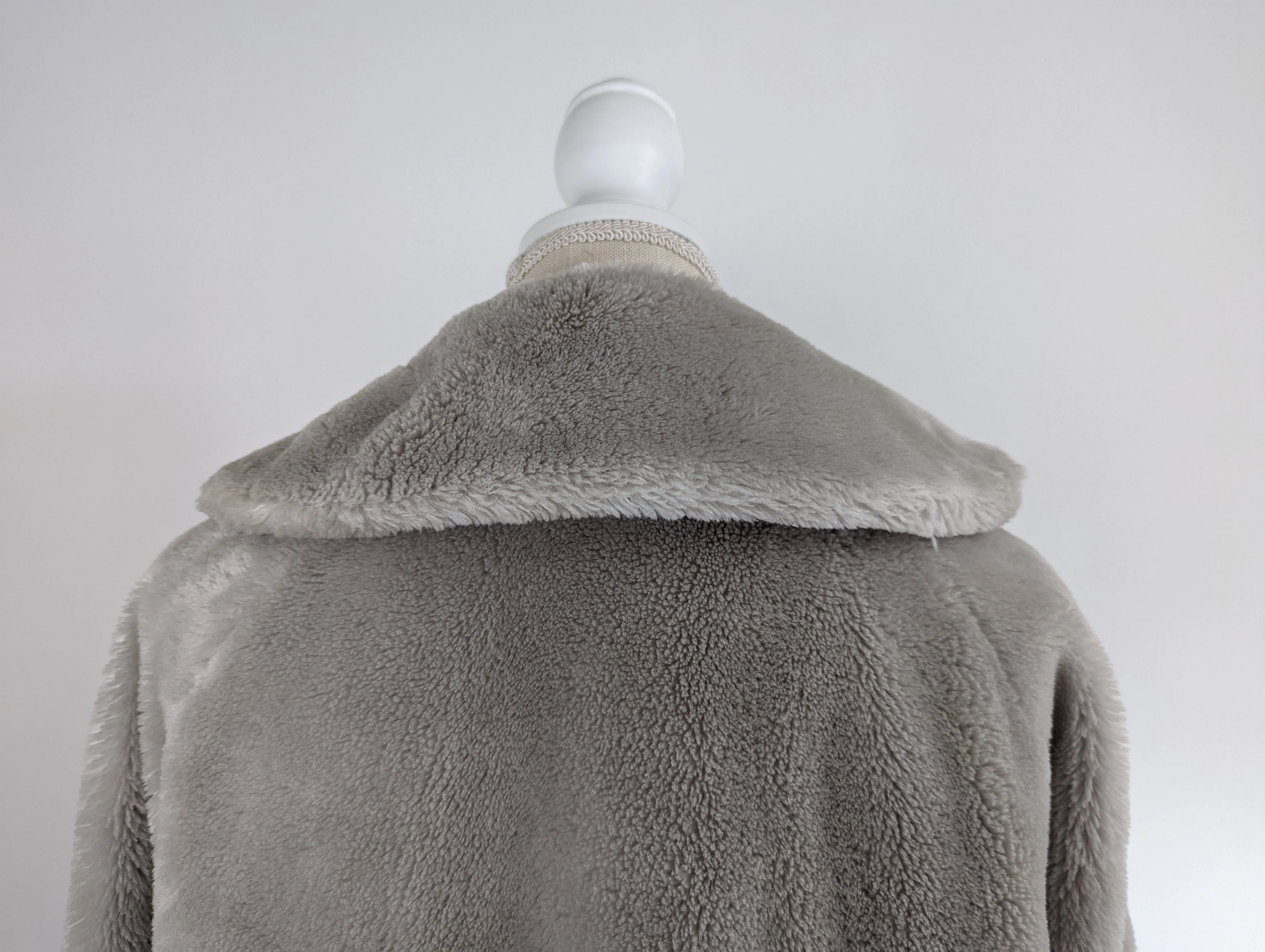 50s Gray Faux Fur Coat with Wide Collar and Pockets - Image 4