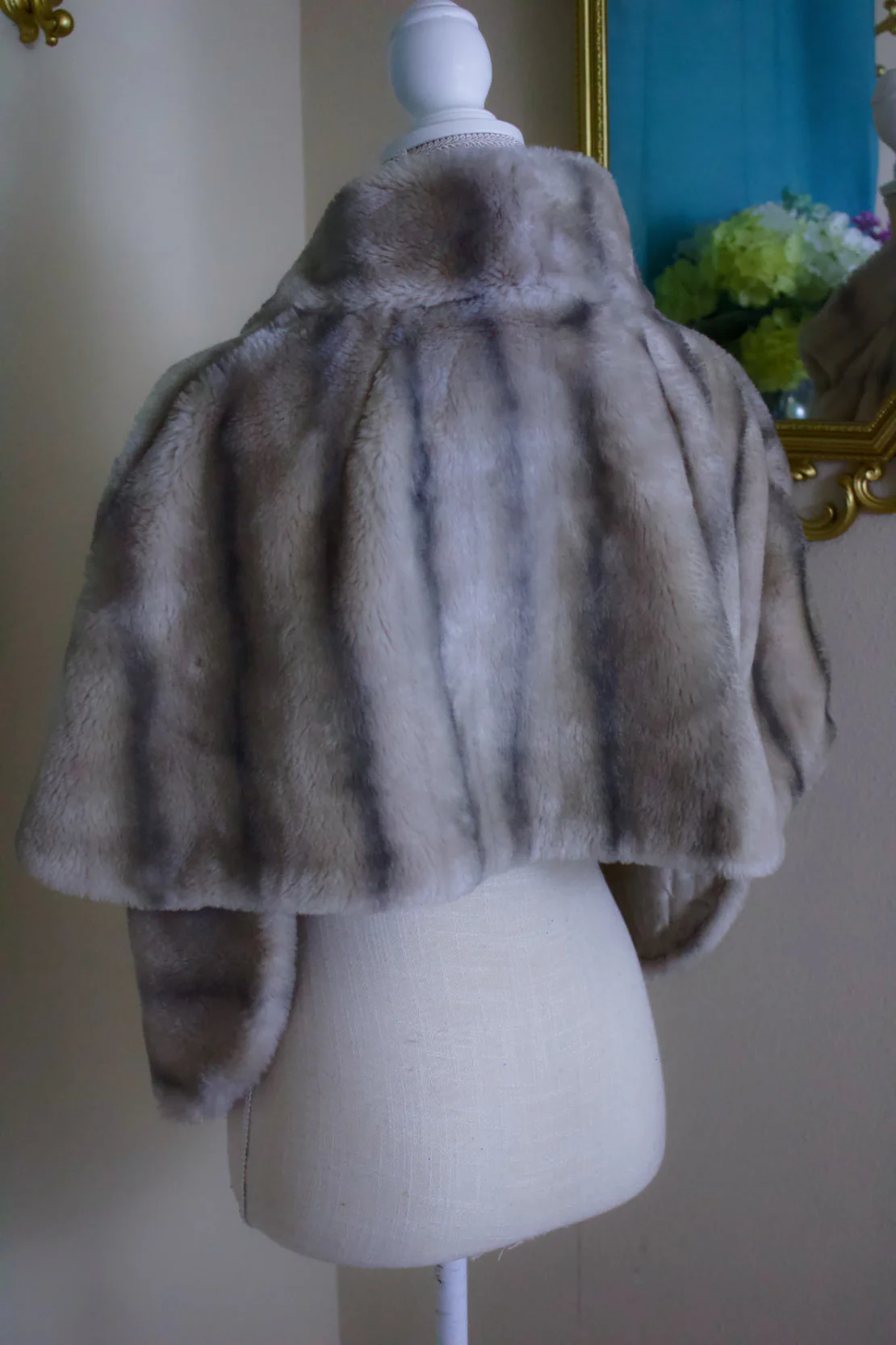 50s Gray Fur Stole Cape Capelet Stole with Silky Lining and Original Clasp (faux Fur) - Image 2