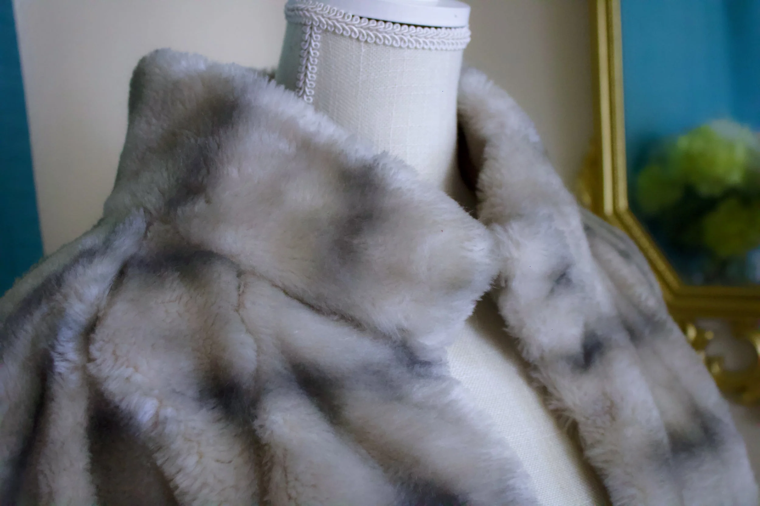 50s Gray Fur Stole Cape Capelet Stole with Silky Lining and Original Clasp (faux Fur) - Image 4