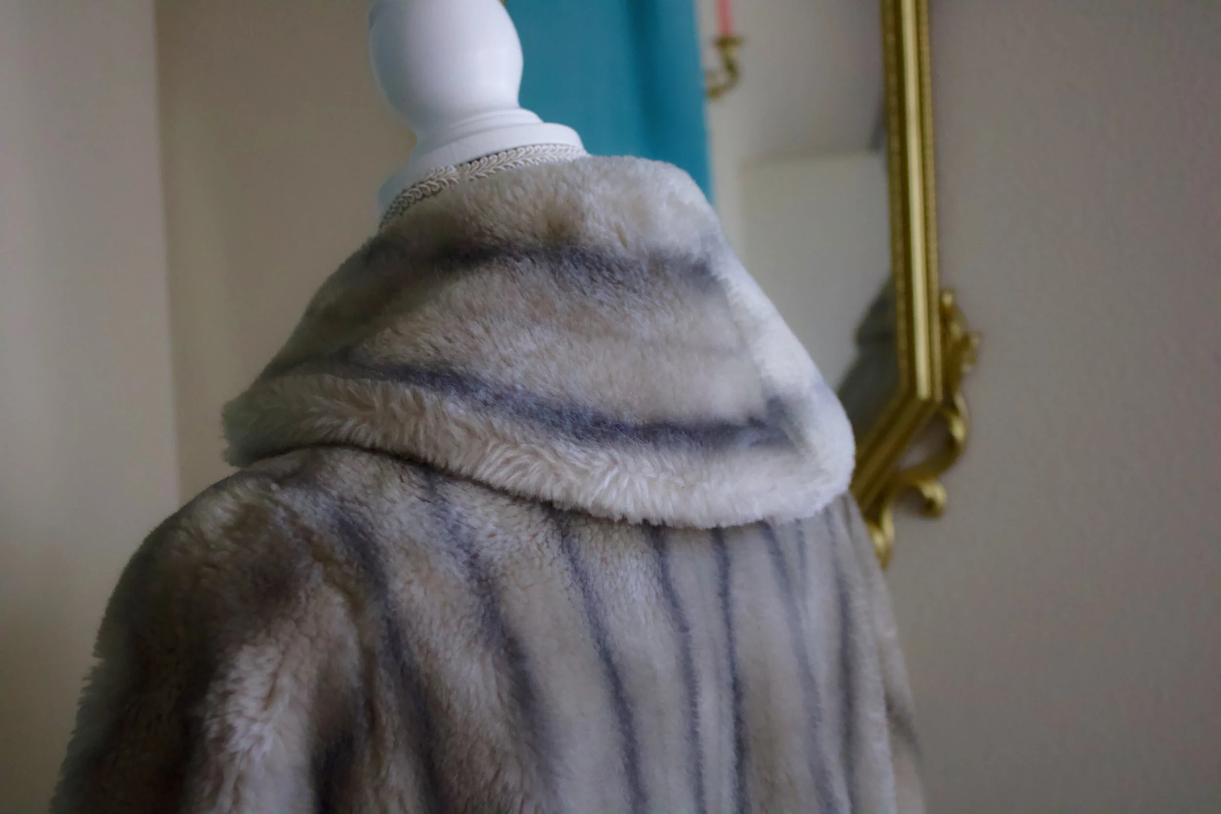 50s Gray Fur Stole Cape Jacket with Silky Lining and Original Clasp (faux Fur) - Image 5