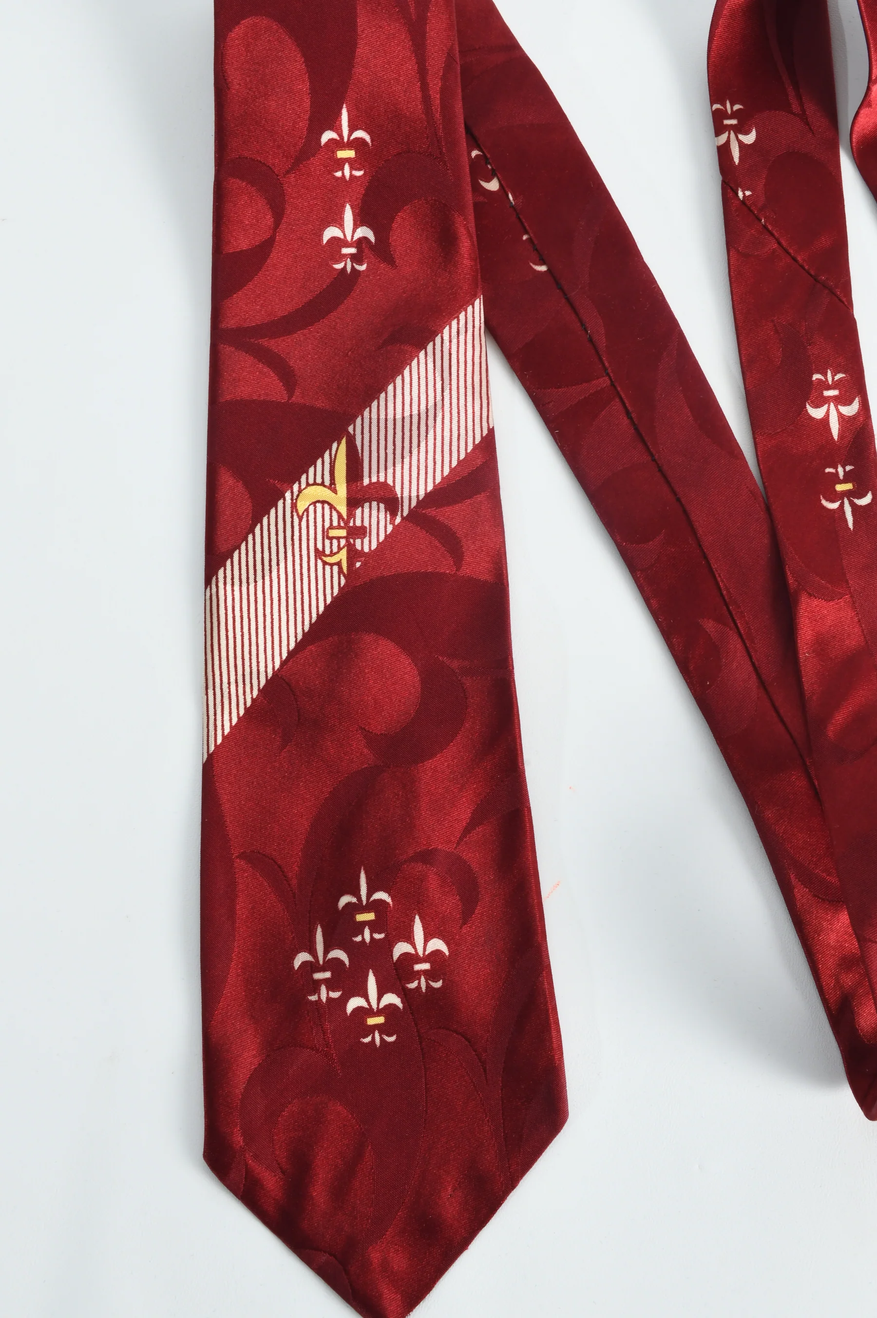 50s Maroon Red Gold White Fleur De Lis Rockabilly Tie - Image 3