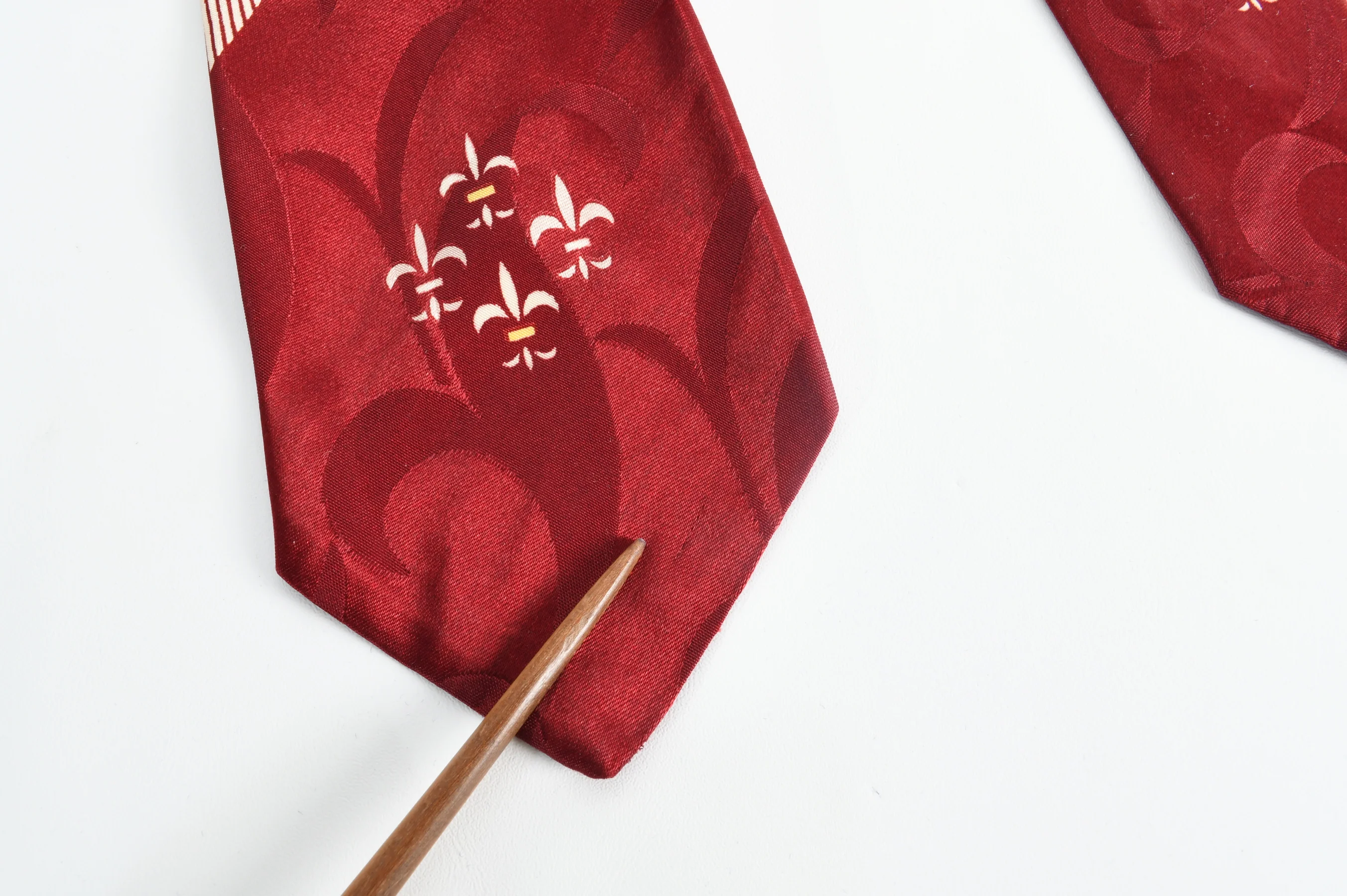 50s Maroon Red Gold White Fleur De Lis Rockabilly Tie - Image 4