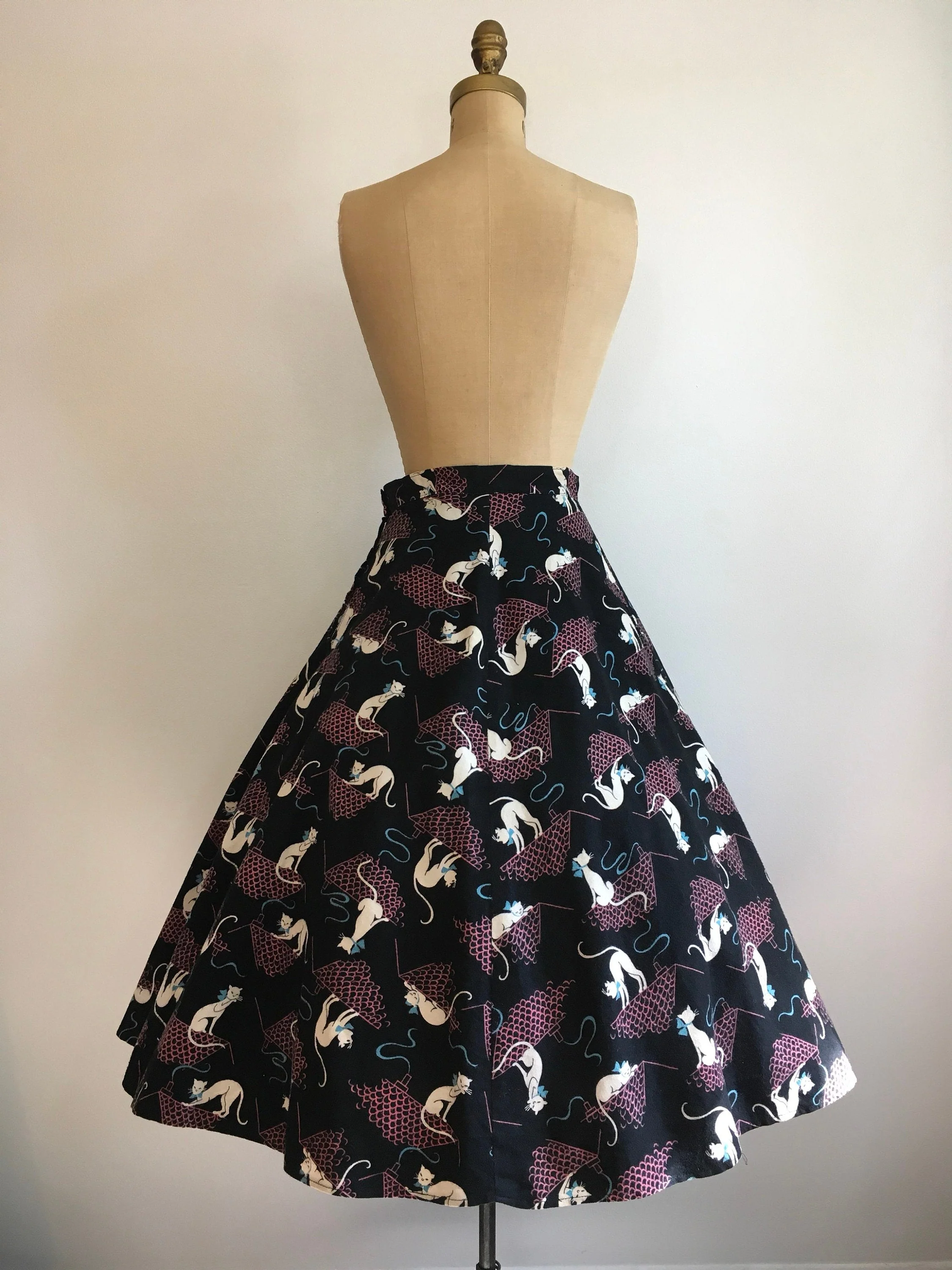 50's Novelty Cat On A Hot Tin Roof Print Circle Skirt - Image 2