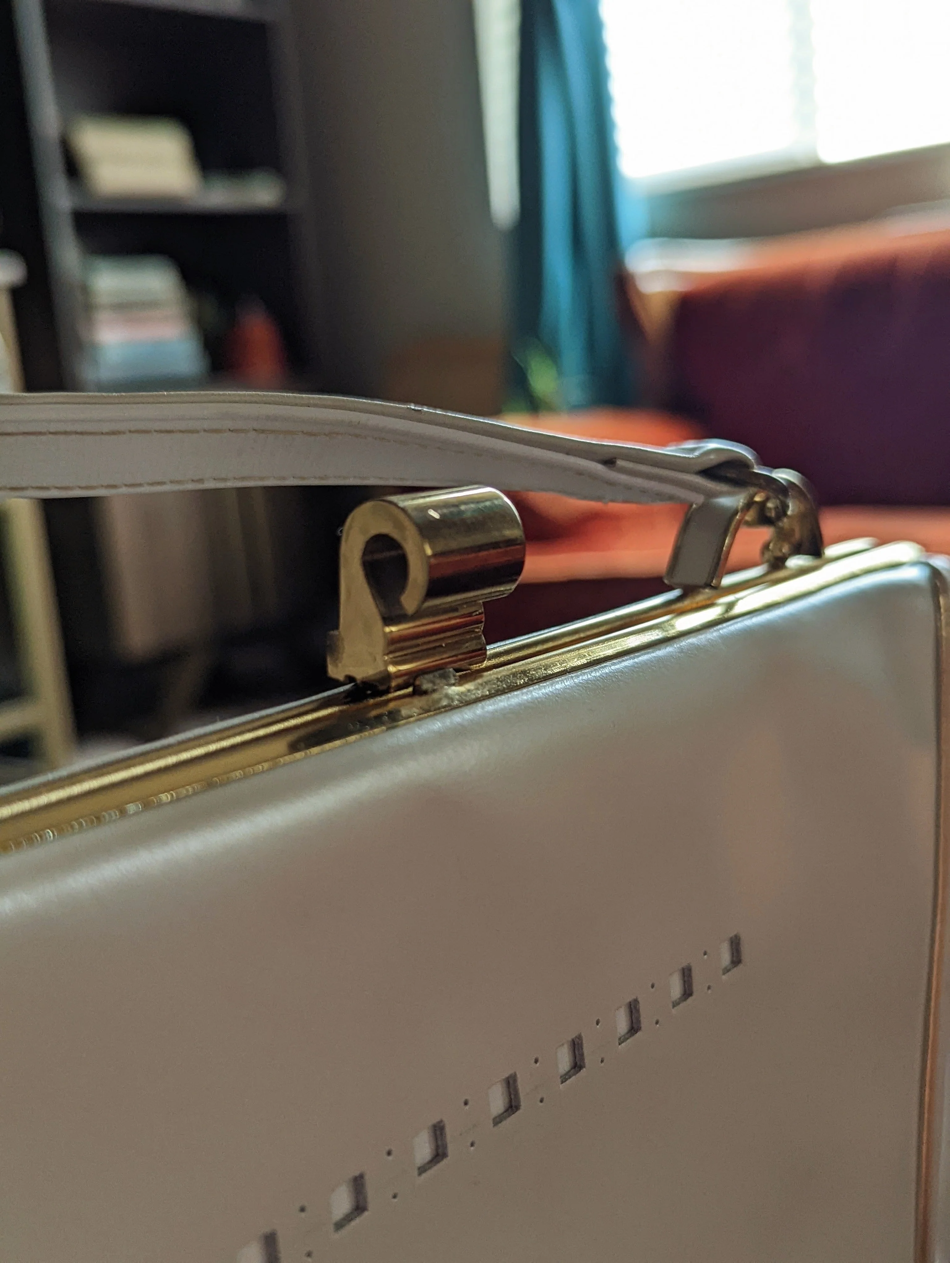 50s Off White Leather Hand Bag with Gold Closure and Matching Coin Purse by Lewis Designs - Image 3