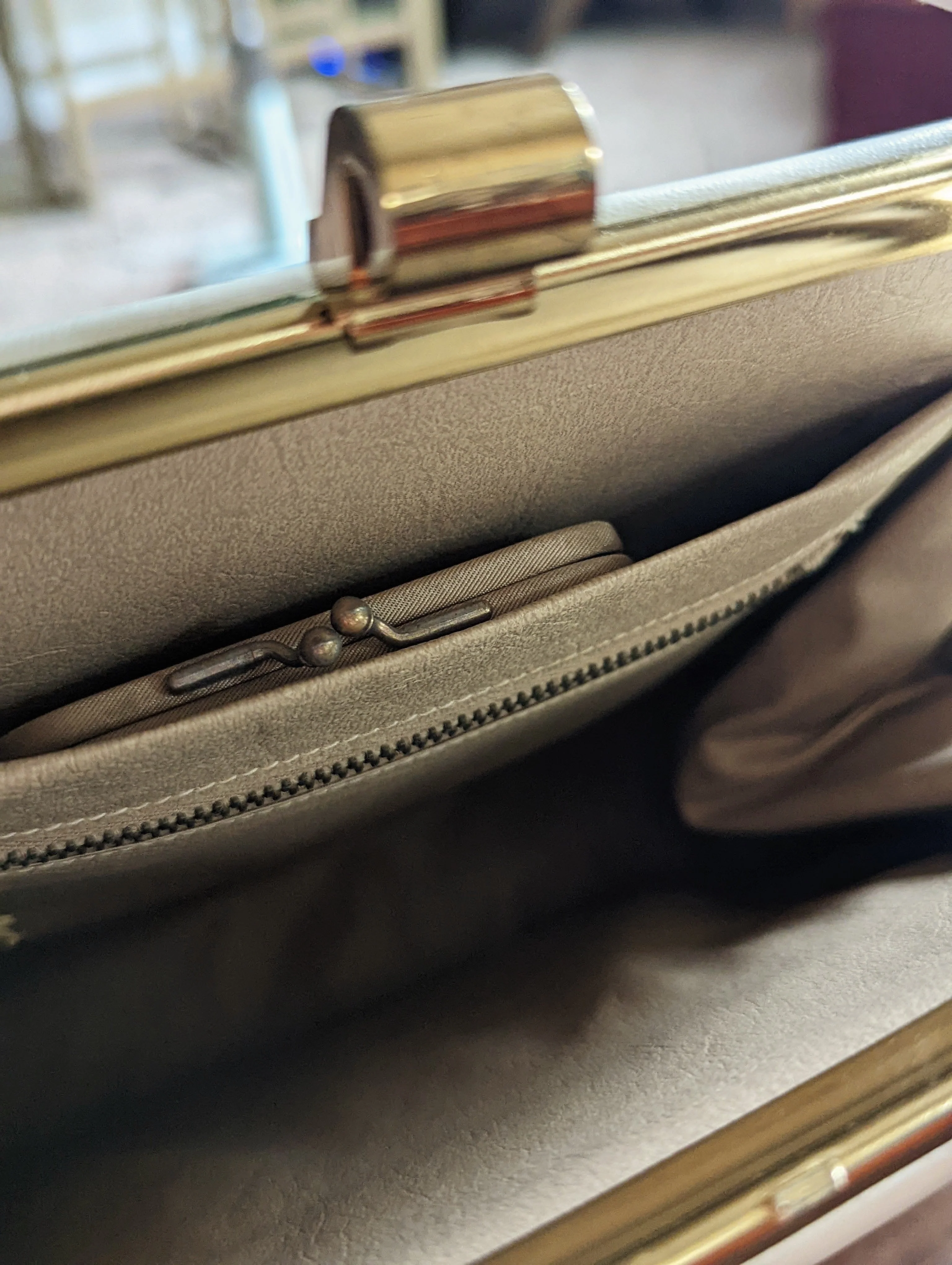 50s Off White Leather Hand Bag with Gold Closure and Matching Coin Purse by Lewis Designs - Image 5