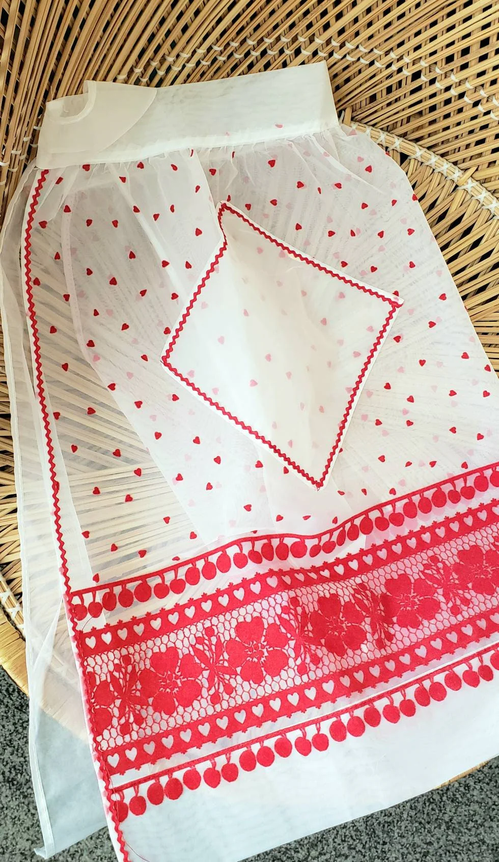 50s Sheer Apron with Red Hearts and Flowers Vintage - Image 3