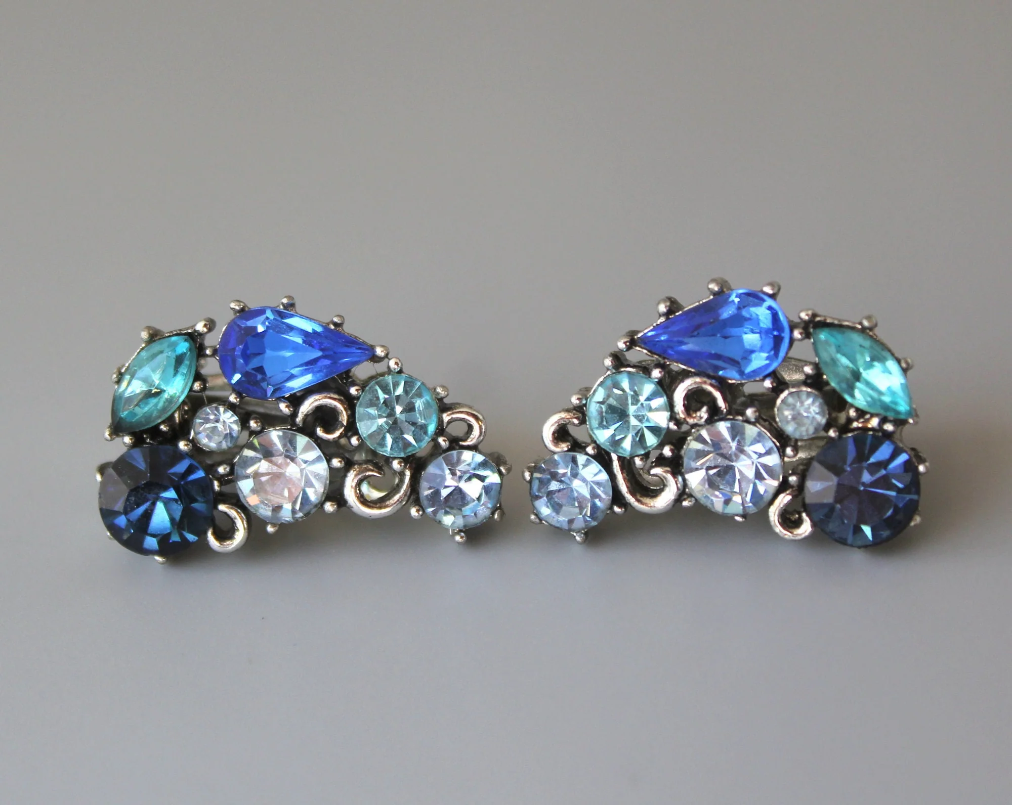 50s Signed Lisner Ice Blue Rhinestone Paisley Clip Back Silver Earrings - Image 2