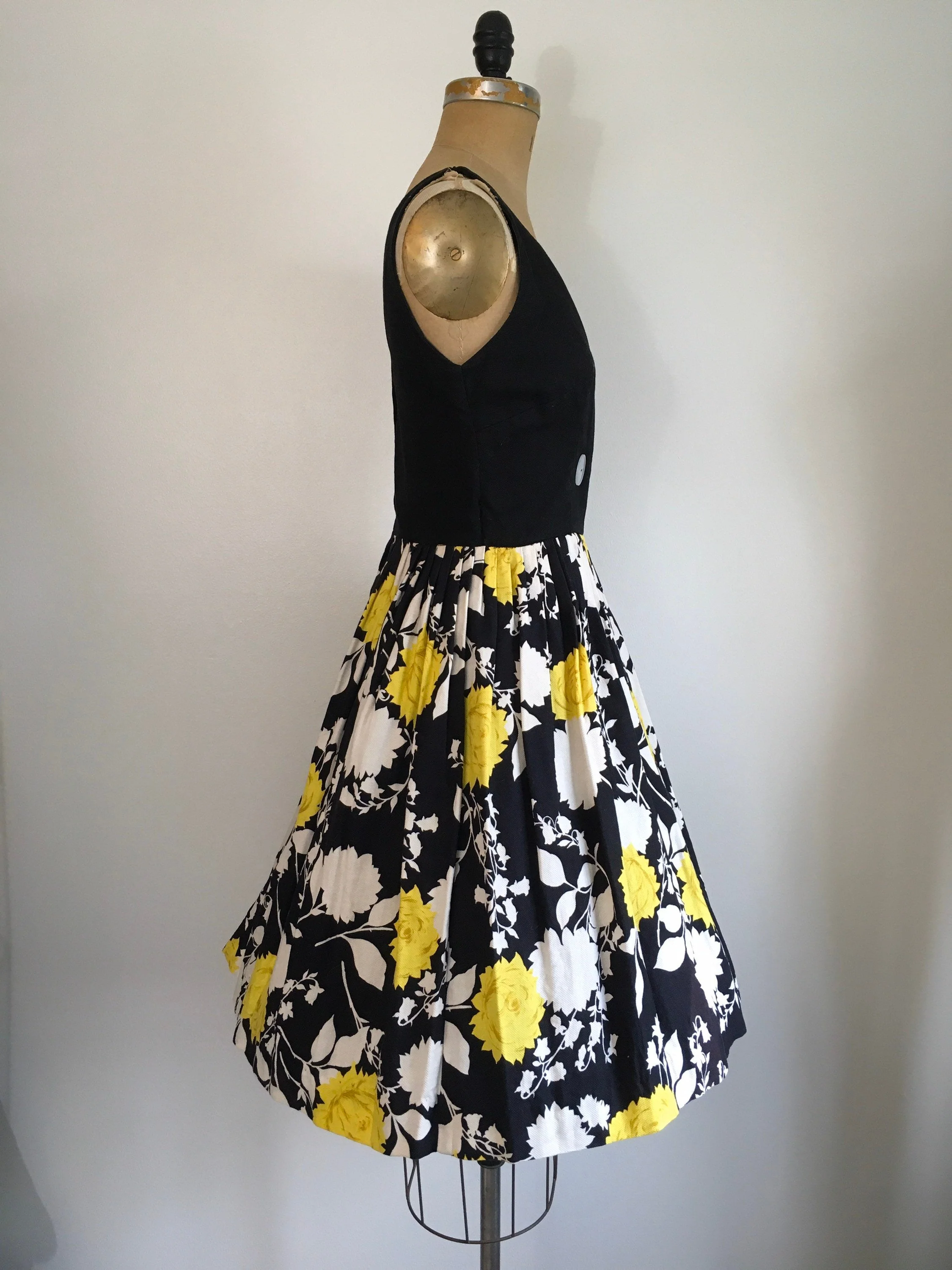 50's Sleeveless Black and Yellow Rose Dress - Image 3