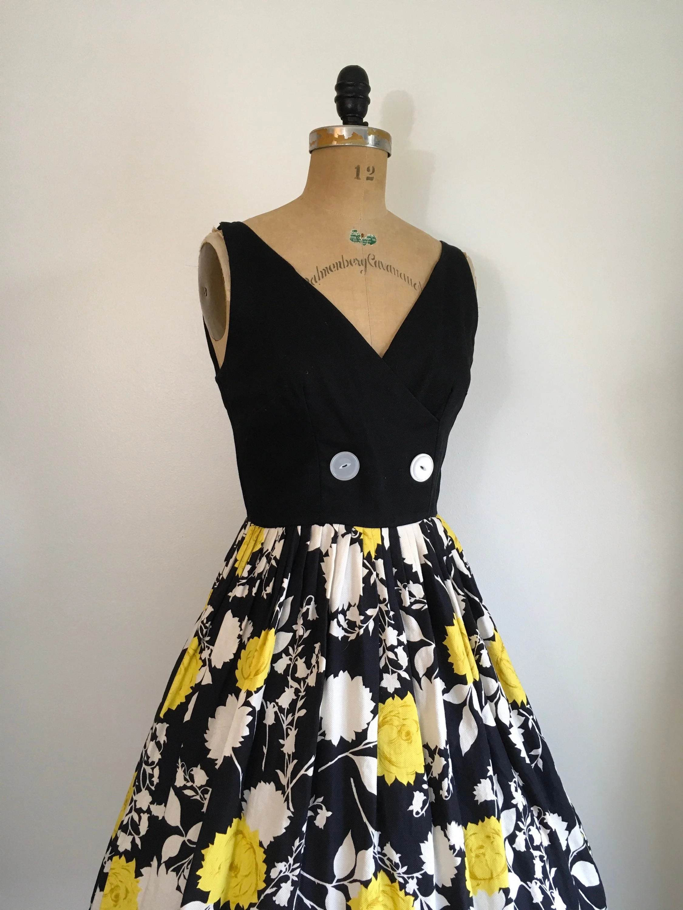 50's Sleeveless Black and Yellow Rose Dress - Image 4