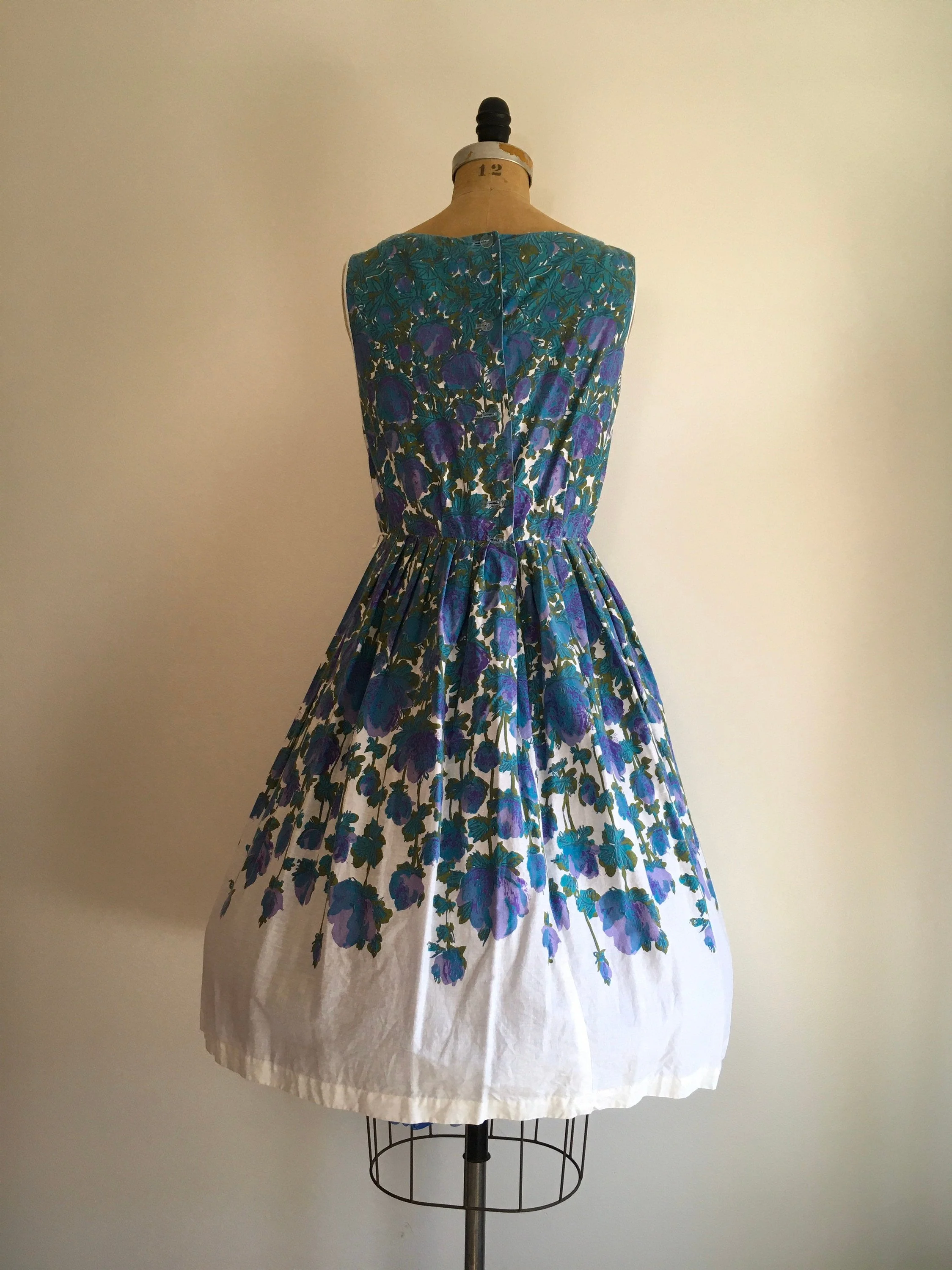 50's Sleeveless White Dress with Blue and Purple Floral Print - Image 2