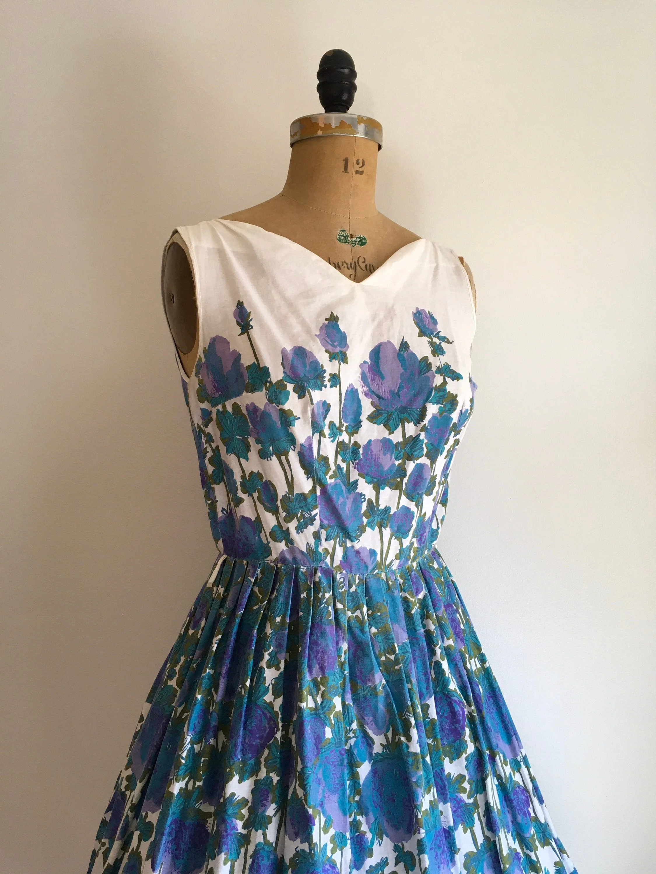 50's Sleeveless White Dress with Blue and Purple Floral Print - Image 3