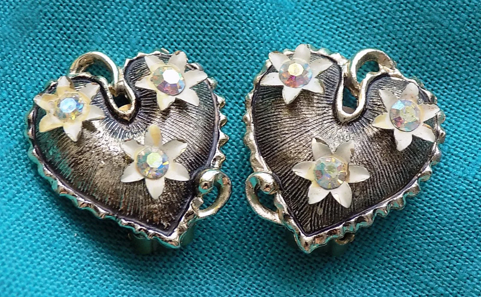50s Unsigned Earrings and Brooch Set Clip Earrings Rhinestones Textured Metal Heart Leaf - Image 2