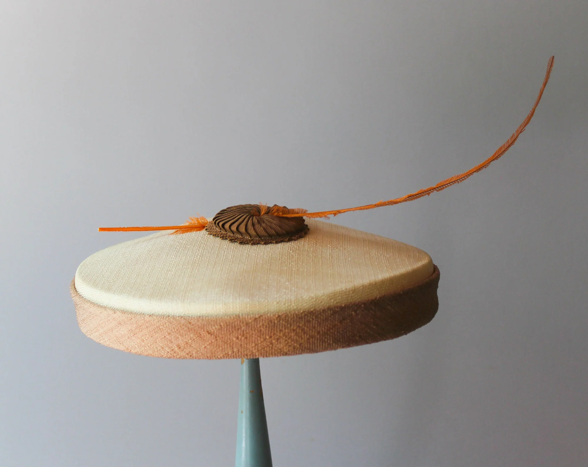 50s Vintage Nude and Beige Feather Topped Saucer Hat - Image 3