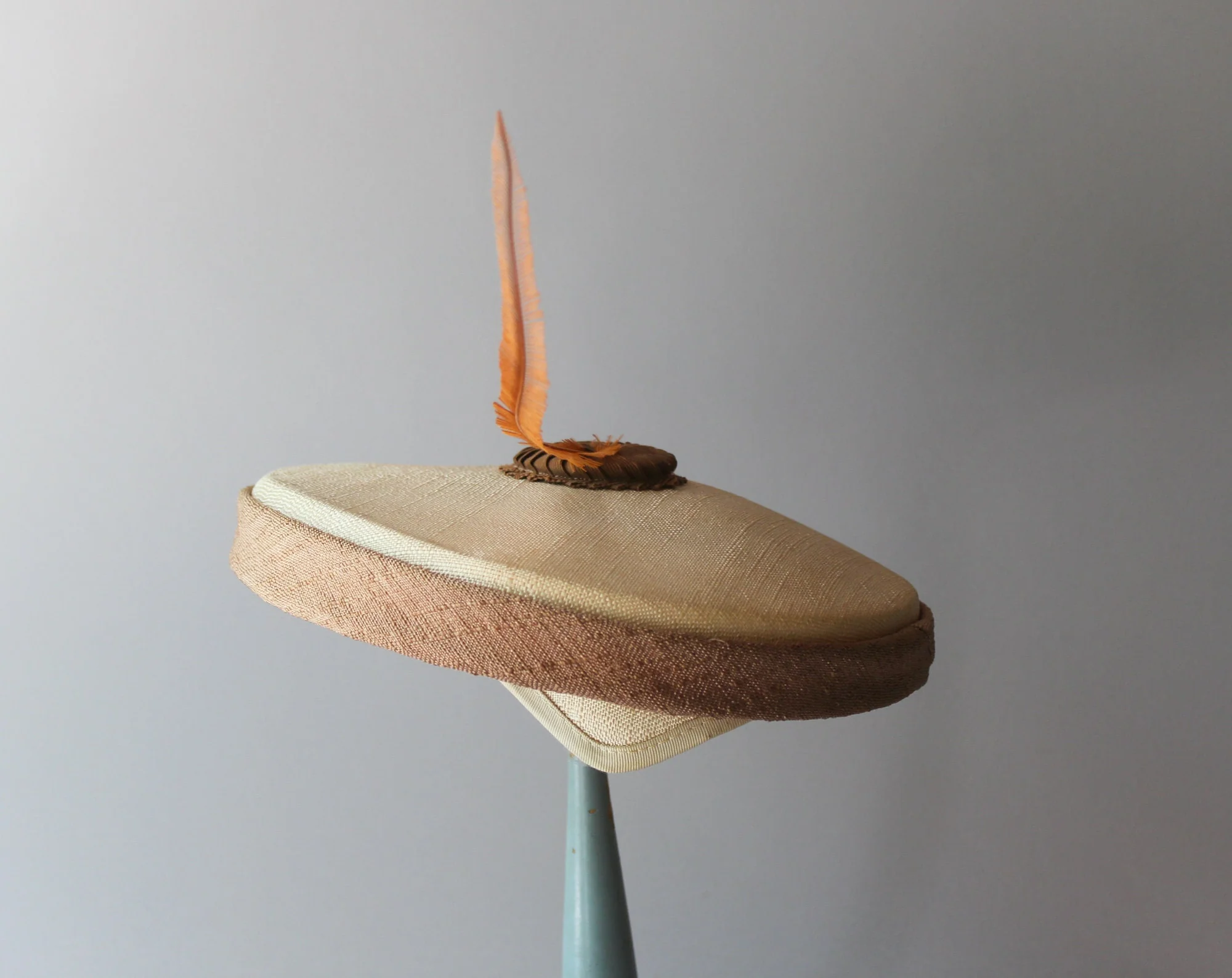 50s Vintage Nude and Beige Feather Topped Saucer Hat - Image 4