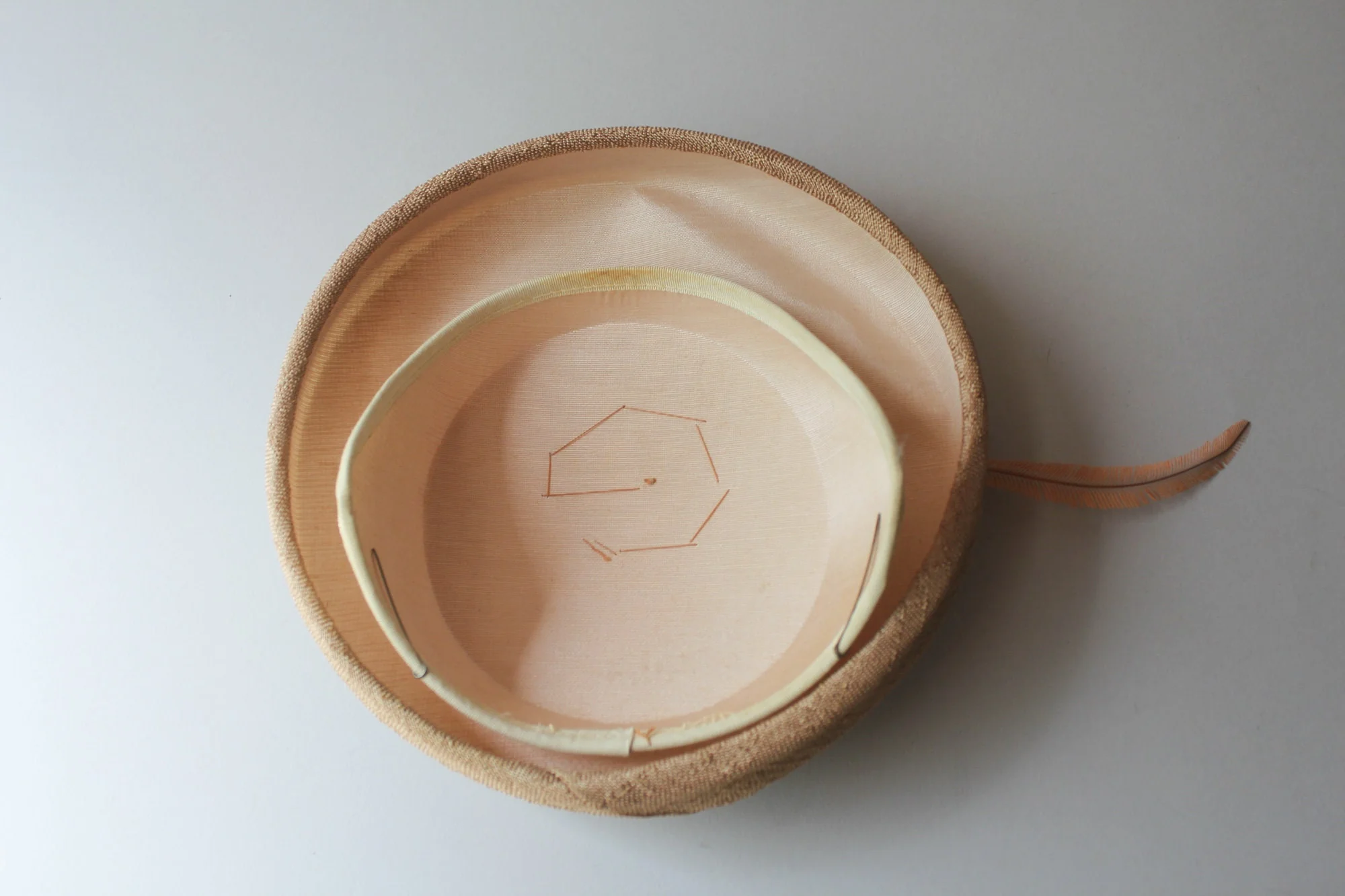 50s Vintage Nude and Beige Feather Topped Saucer Hat - Image 5
