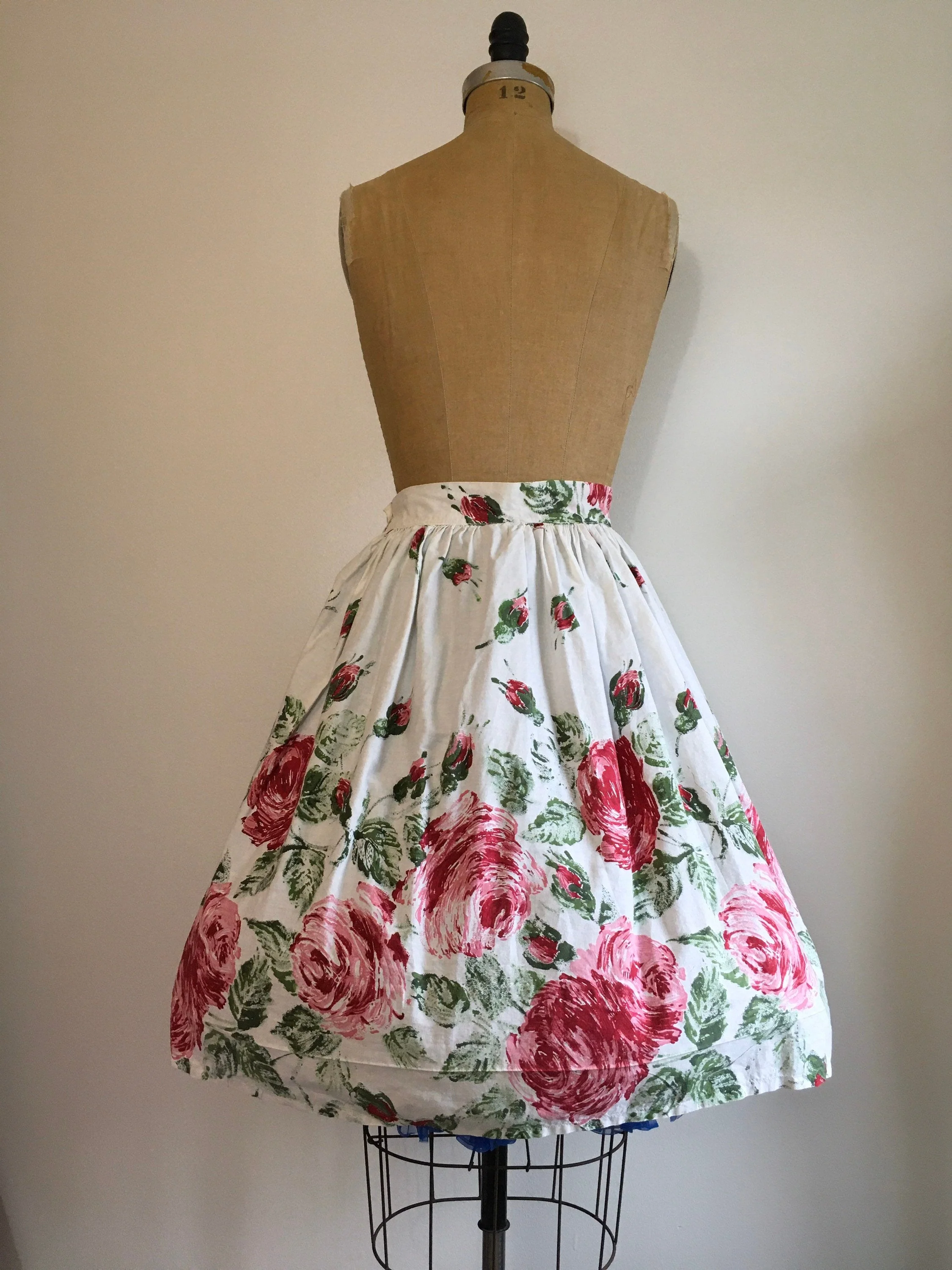 50's White A-Line Skirt with Large Pink Rose Print - Image 2
