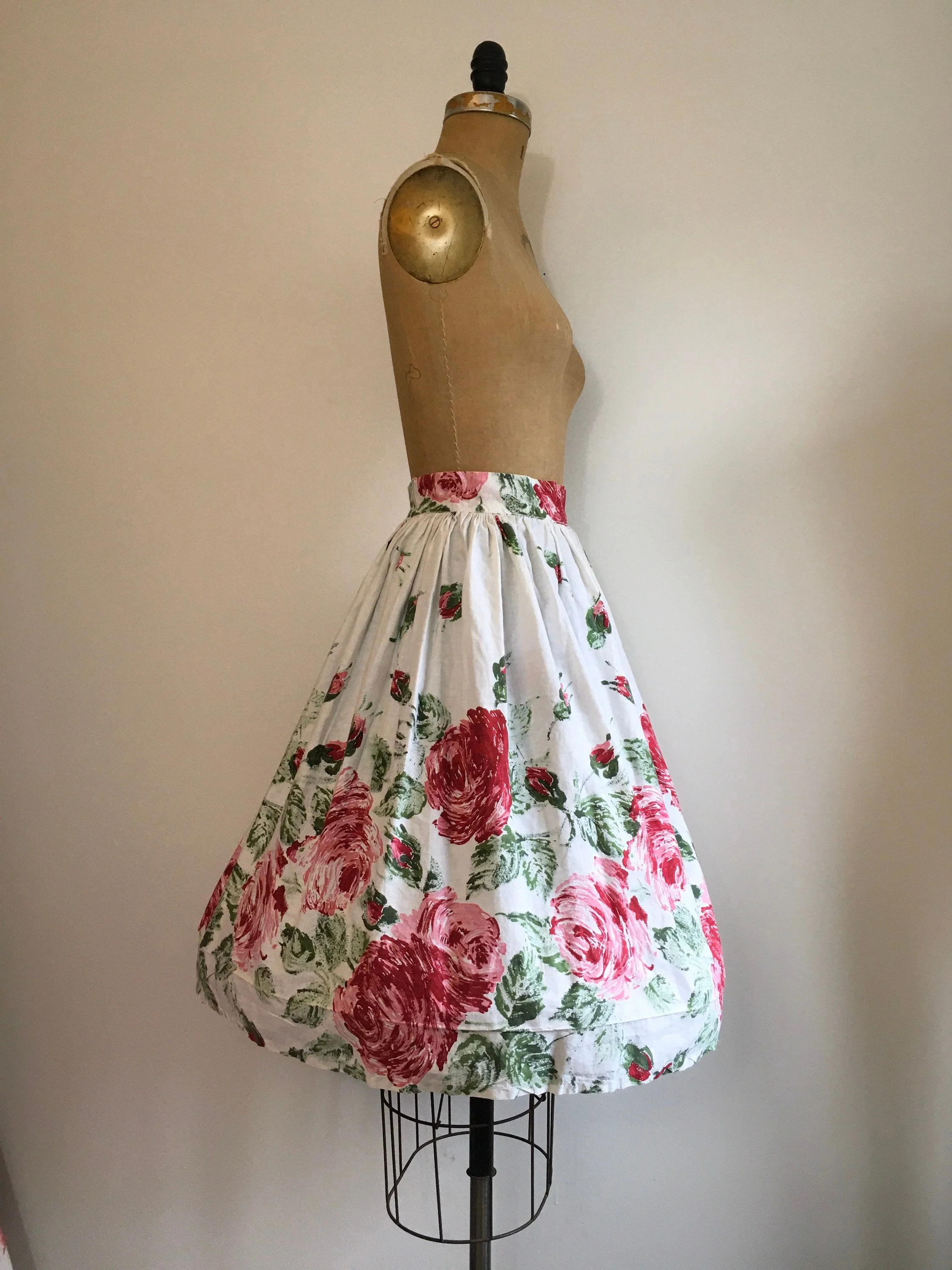 50's White A-Line Skirt with Large Pink Rose Print - Image 3