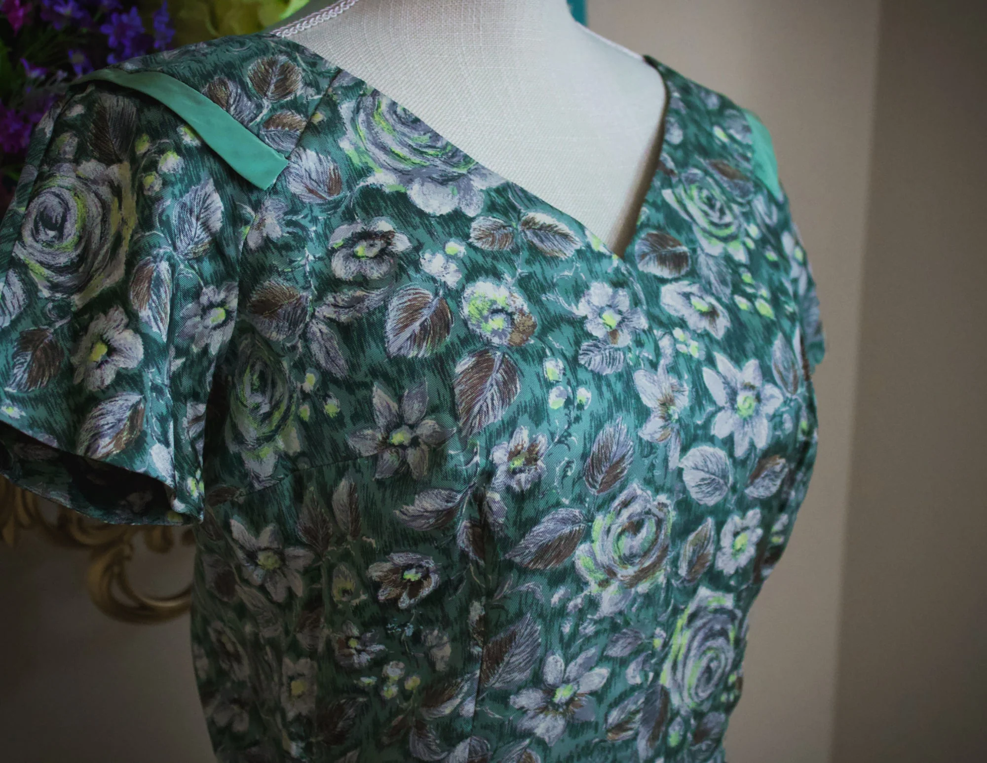50s Wiggle Dress with Matching Jacket In Floral Print with Blue Green and Soft Gray - Image 4