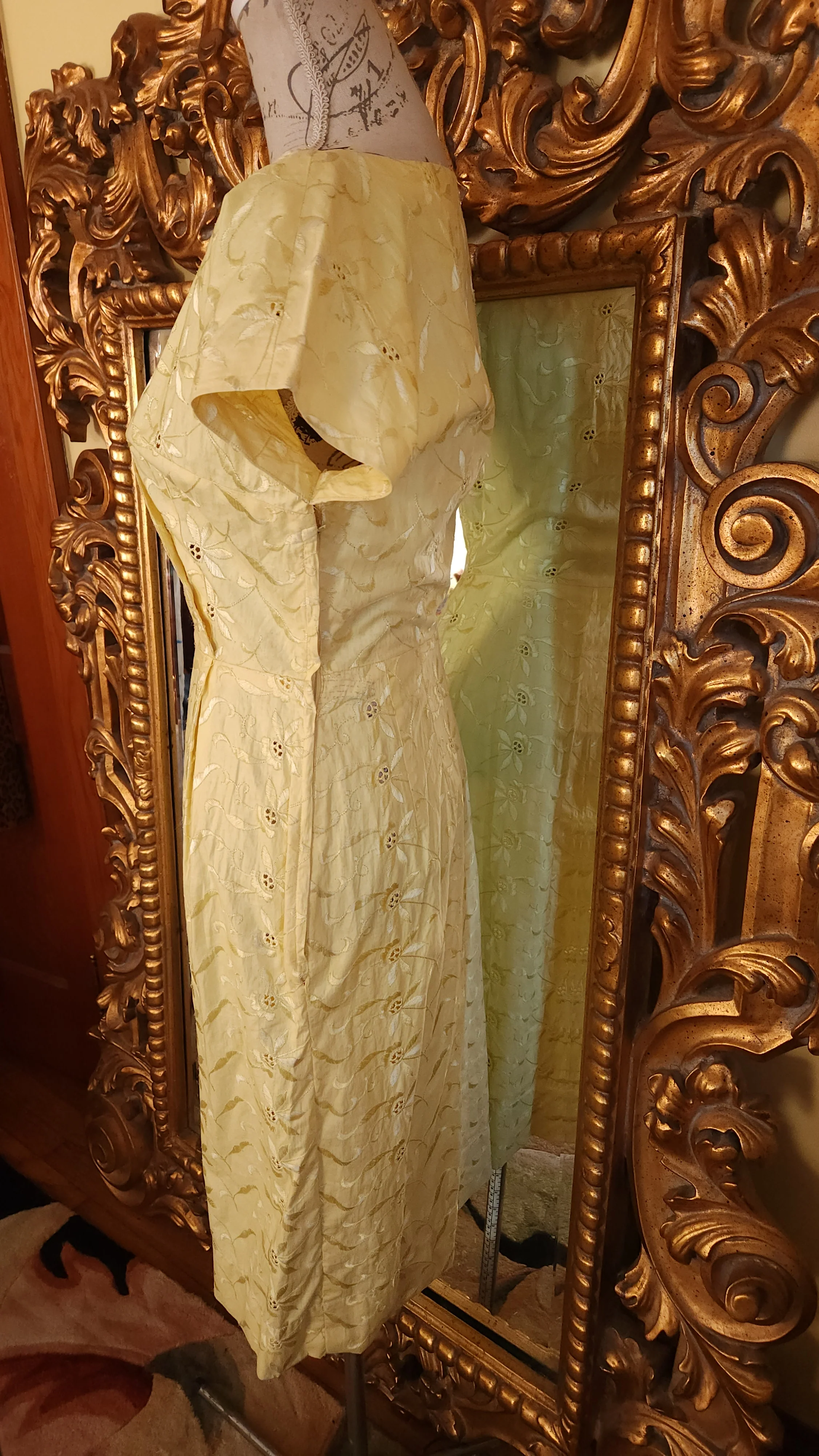 50s Yellow Embroidered Eyelet Wiggle Dress - Image 3