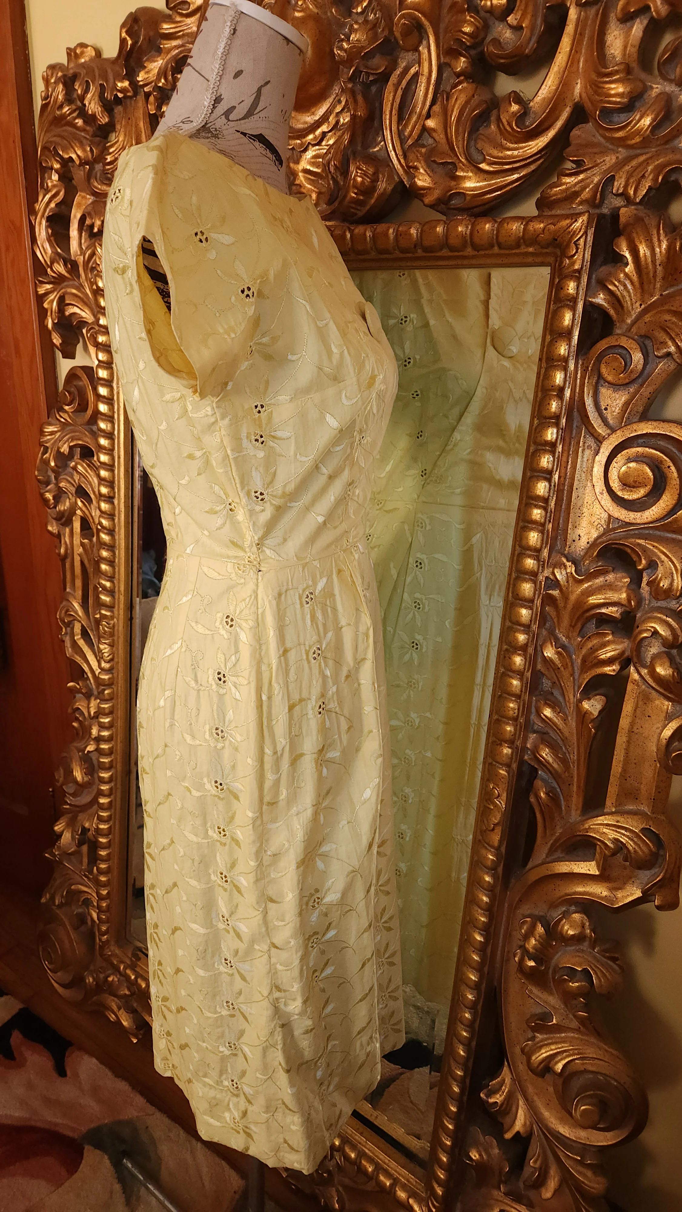 50s Yellow Embroidered Eyelet Wiggle Dress - Image 4