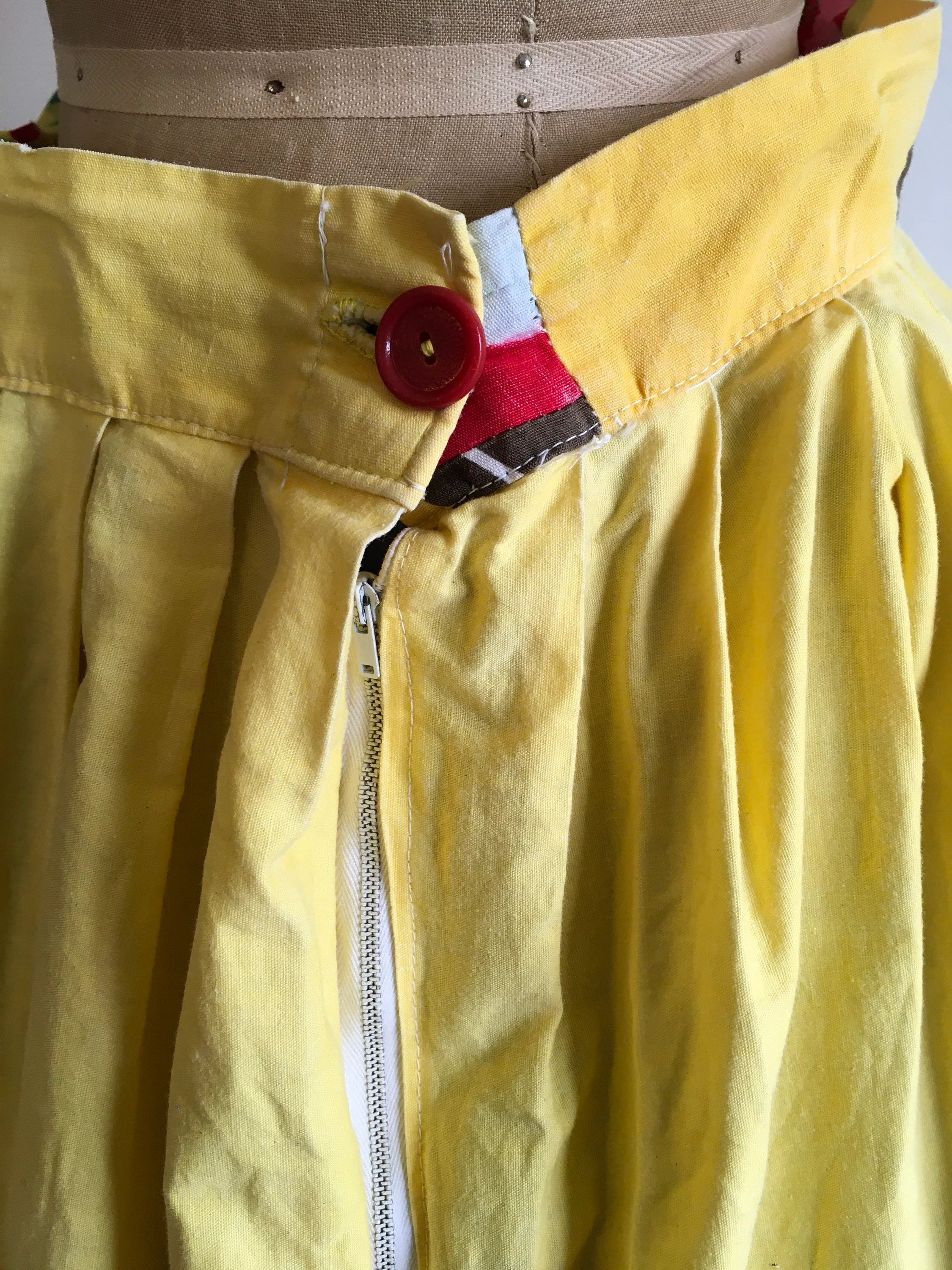 50's Yellow Rose Border Novelty Print Skirt - Image 6