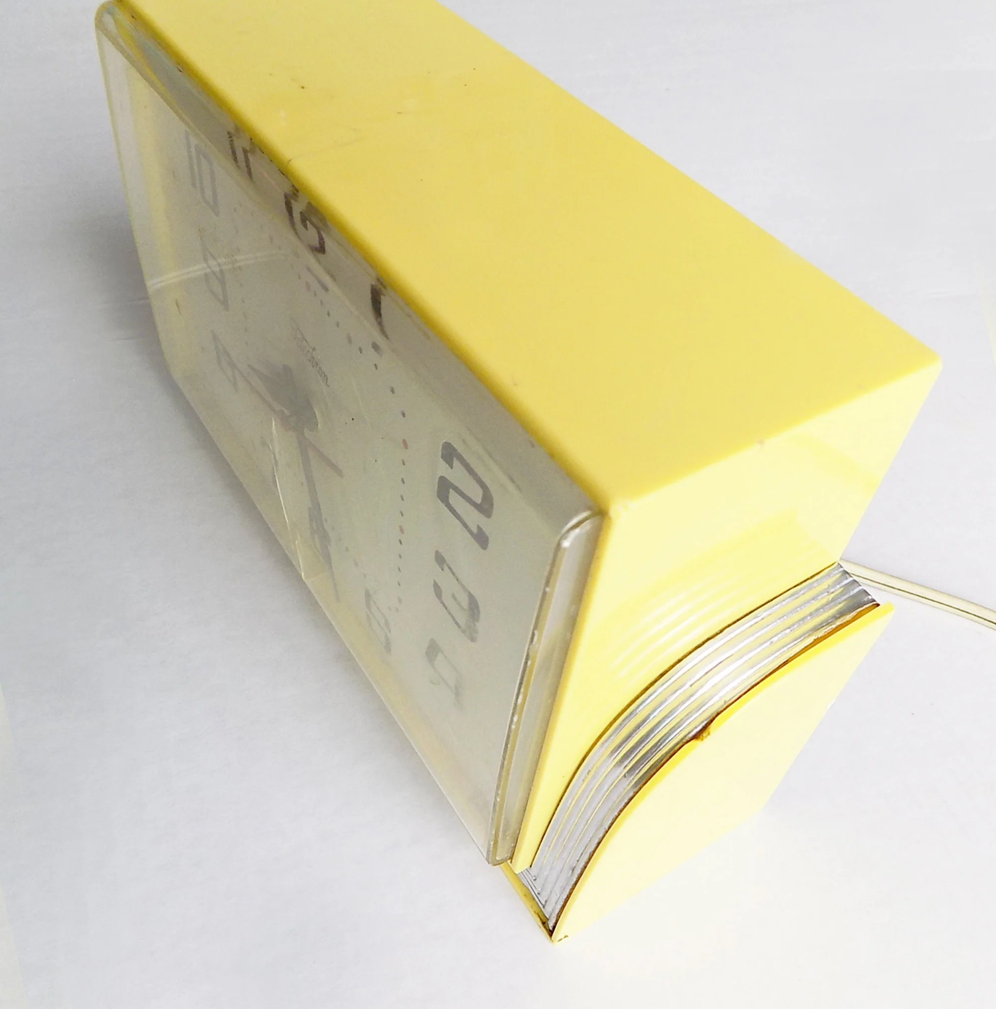 50s Yellow Telechron Electric Clock Wall Or Counter Top Clock Silver Trim Works Atomic 50s by Telechron - Image 3