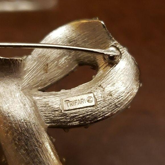 60’s Silver Ribbon Bow Brooch by Trifari - Image 9