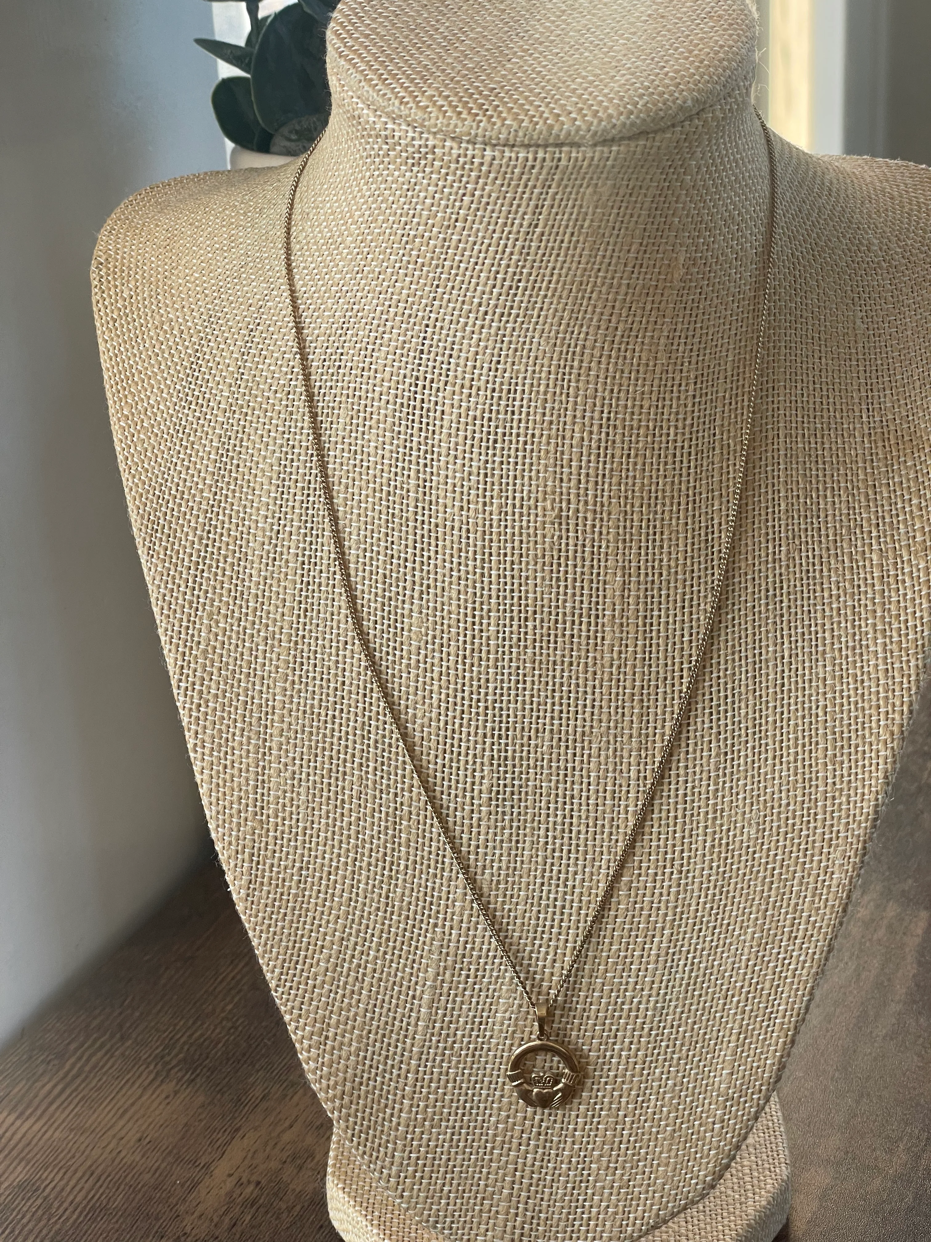 60s/70s 14k Gold Necklace With Claddagh Pendant - Image 4